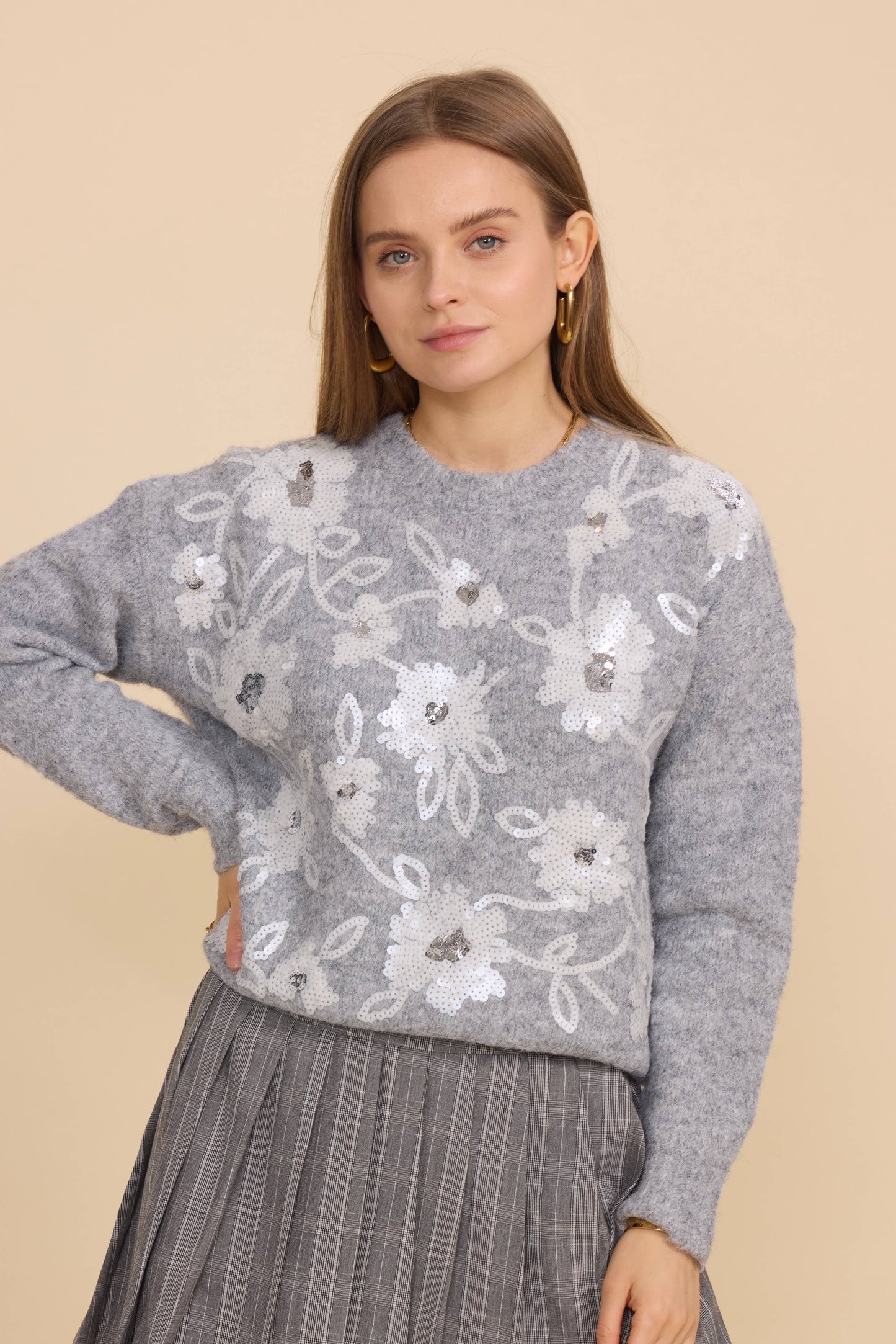 Mjuk stickad tröja med blommiga broderade strass - Grå