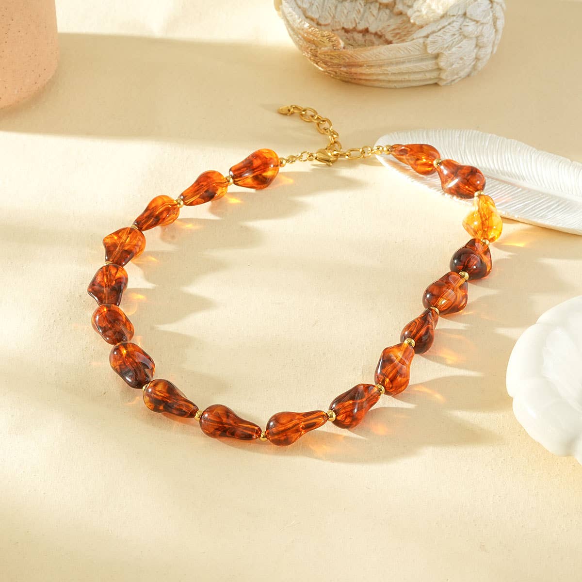 Unikt halsband i bärnstensbrun harts