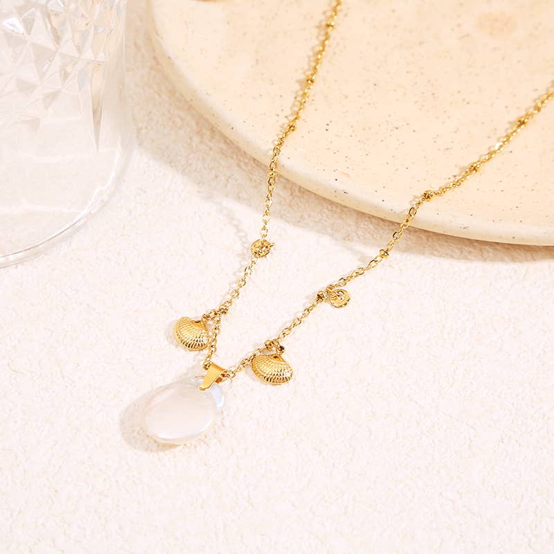 Guldkedjehalsband med pärl- och snäckhänge