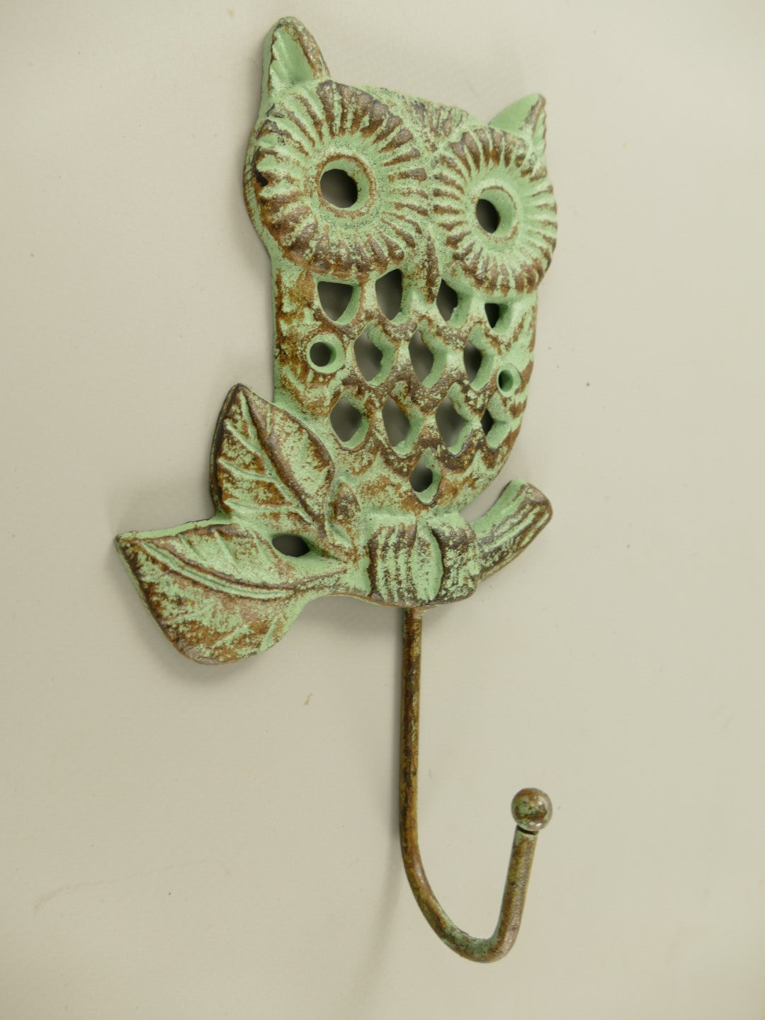 Krok i gjutjärn med dekor av uggla. Motiv: Uggla Mått: 20x11x5cm Material: Järn