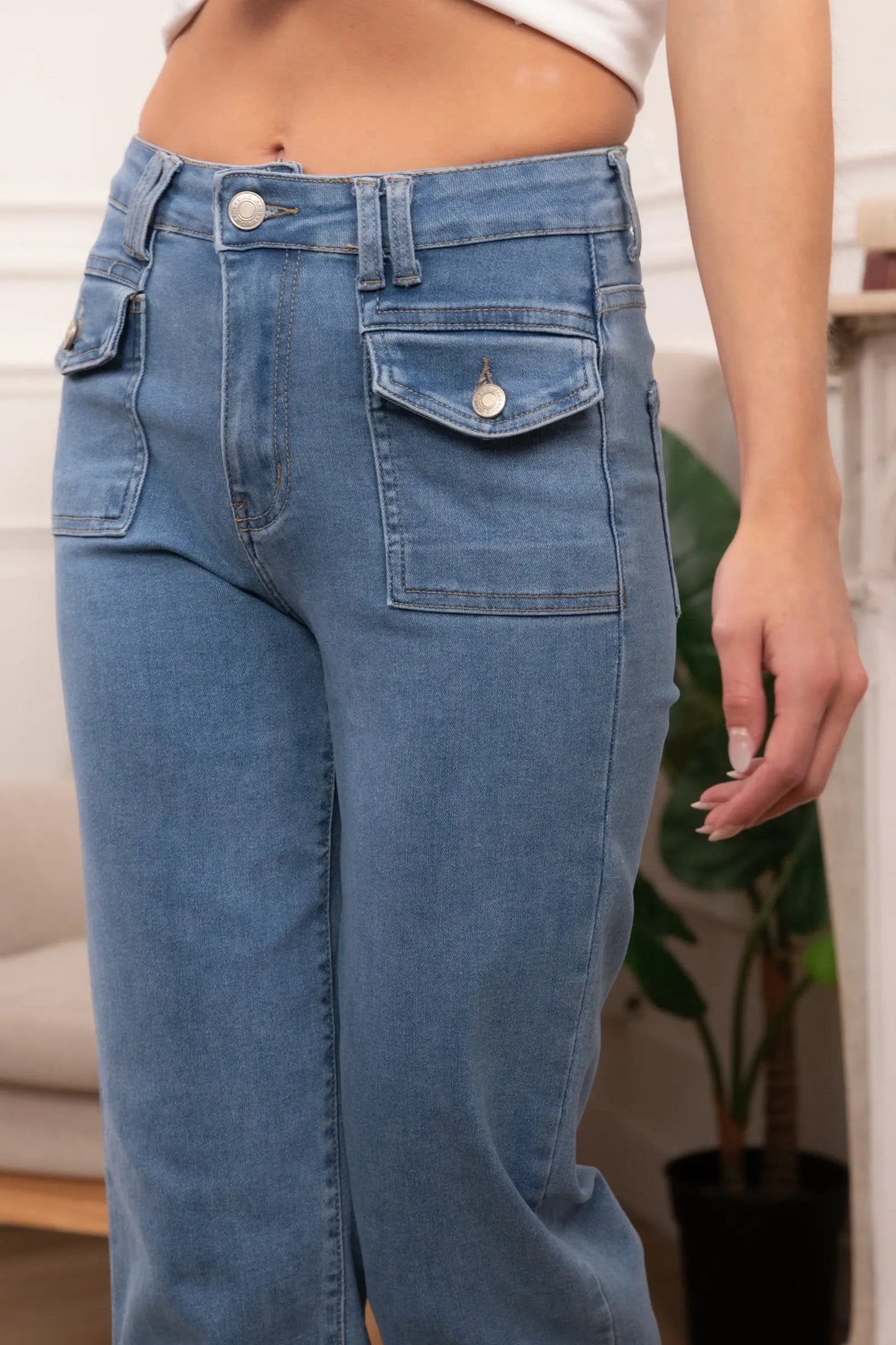 Rak jeans med knappficka: Ljusblå