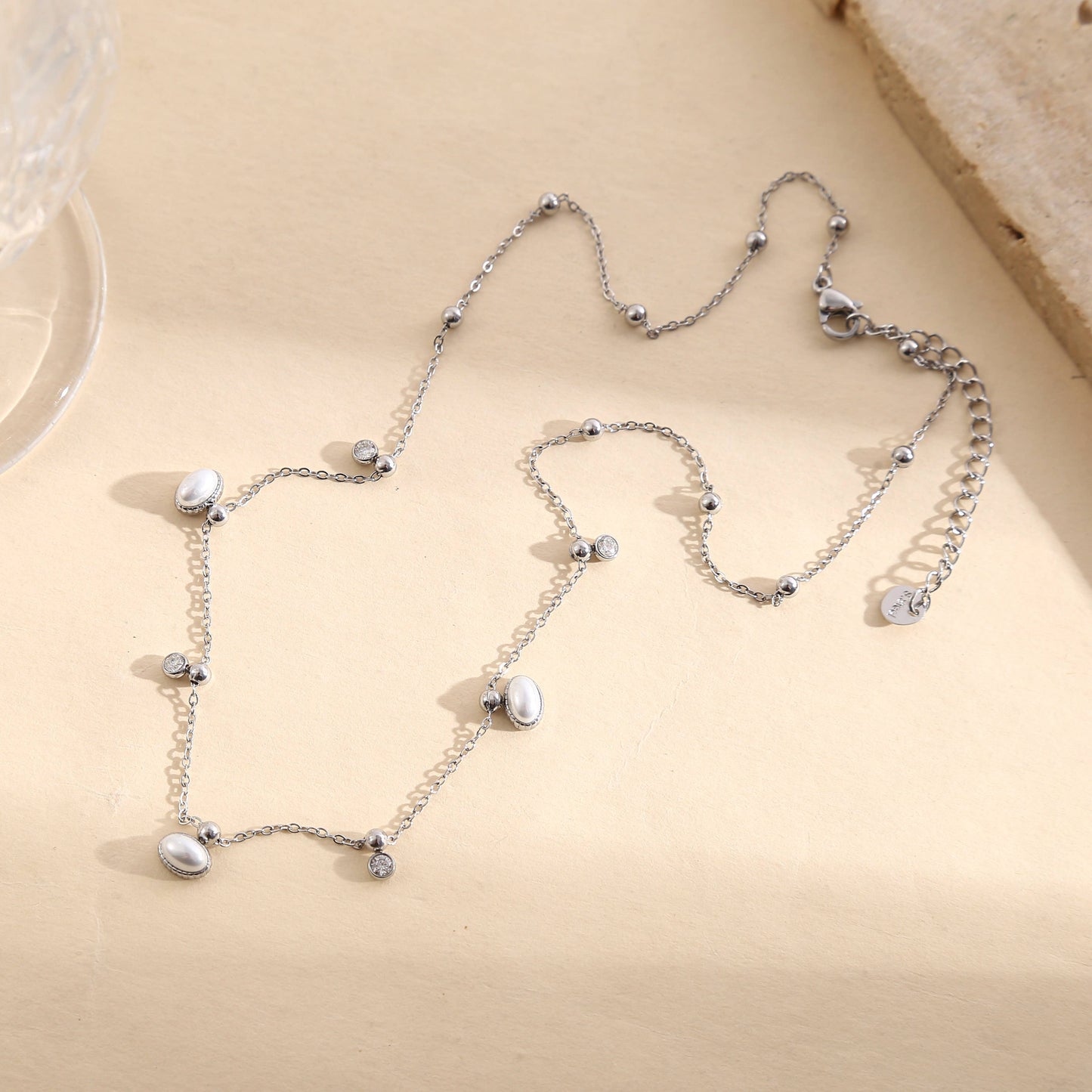 Elegant silverhalsband med gyllene detaljer
