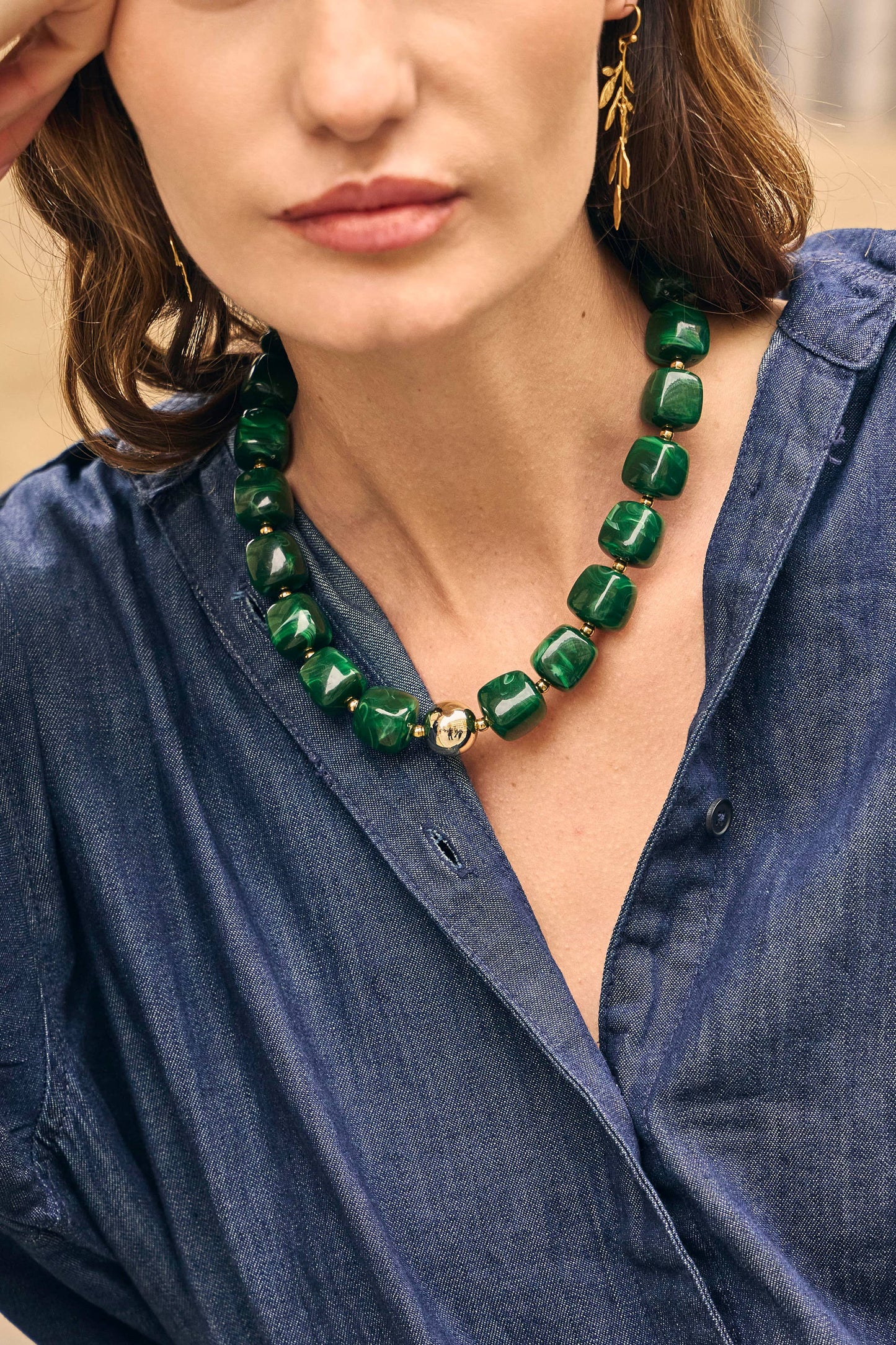 Guldfärgat halsband med marmorerad harts