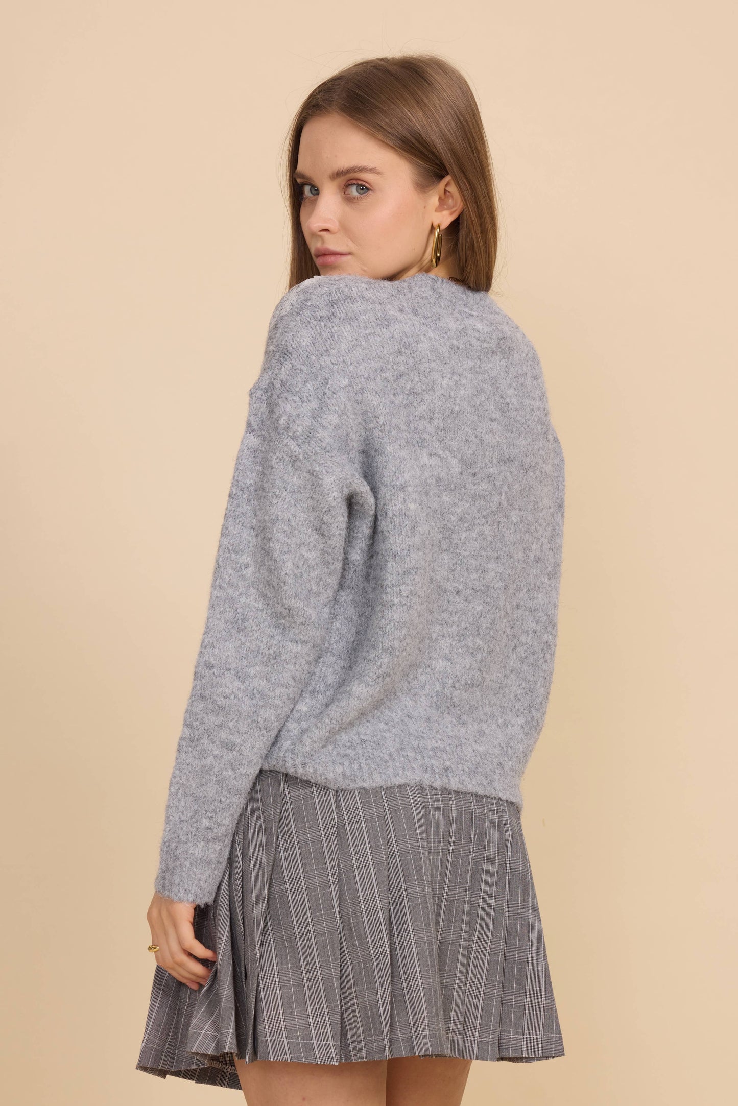 Mjuk stickad tröja med blommiga broderade strass - Grå