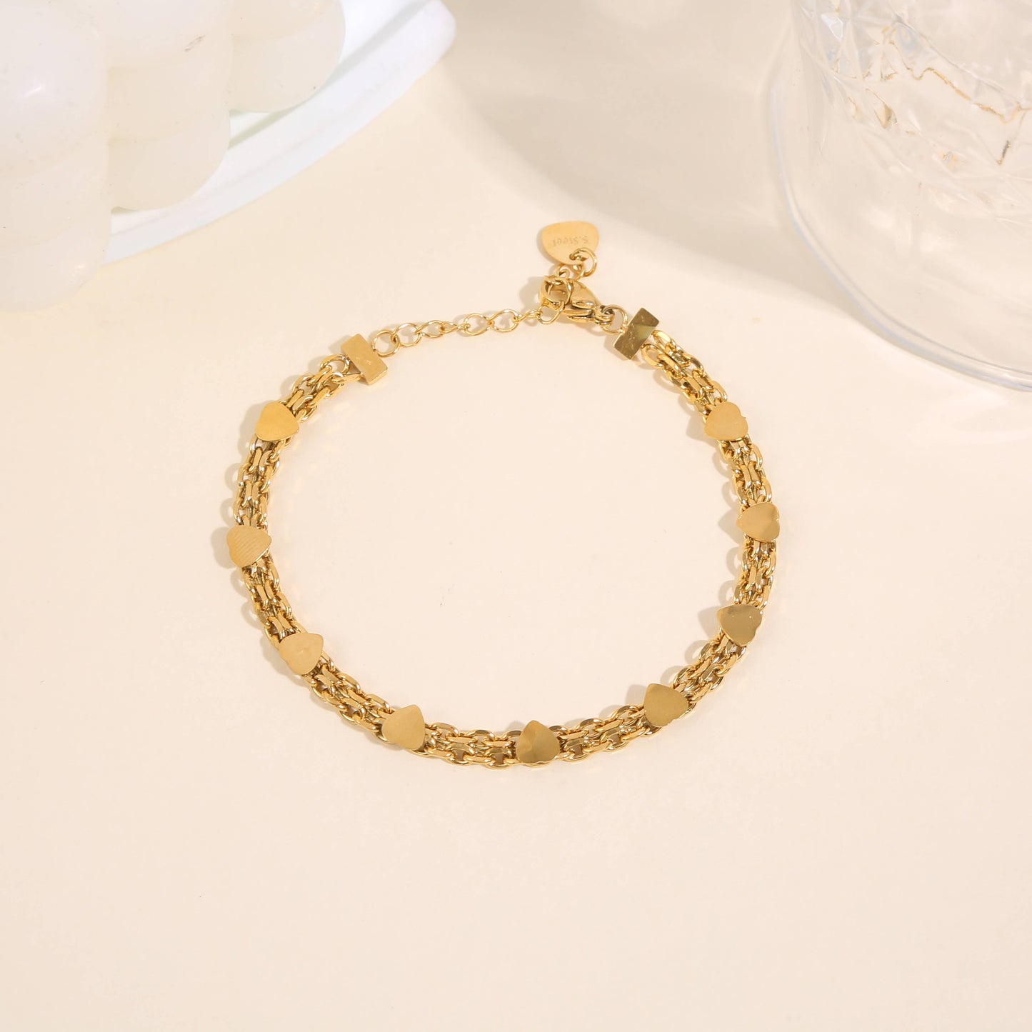 Dubbelradigt halvkedjearmband i guld med ankarlänk