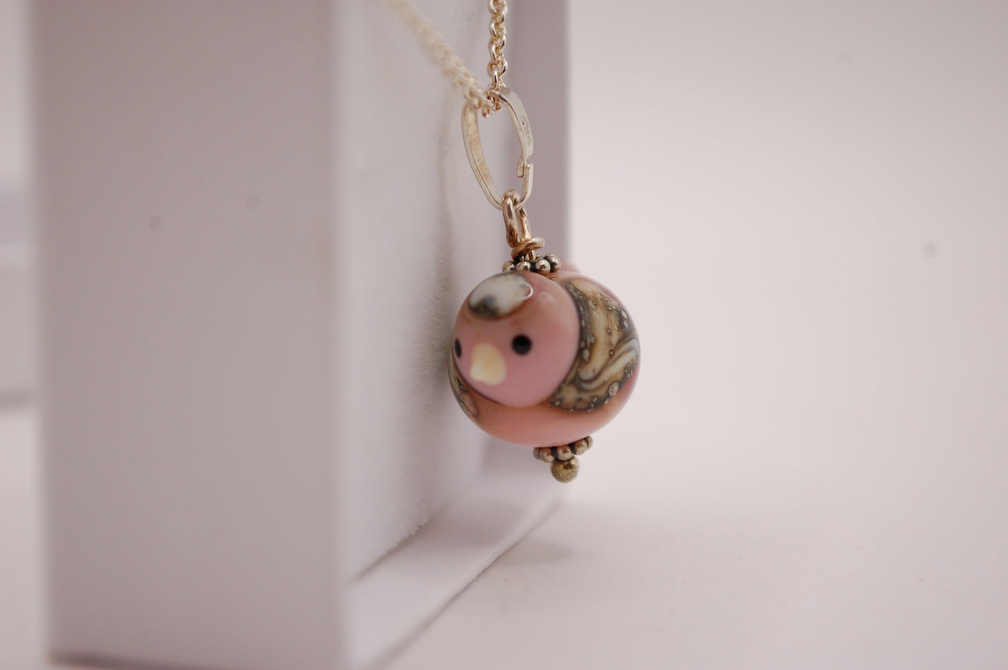 Halsband med Fågel i Glas - Rosa Fågel - Marianne Degener