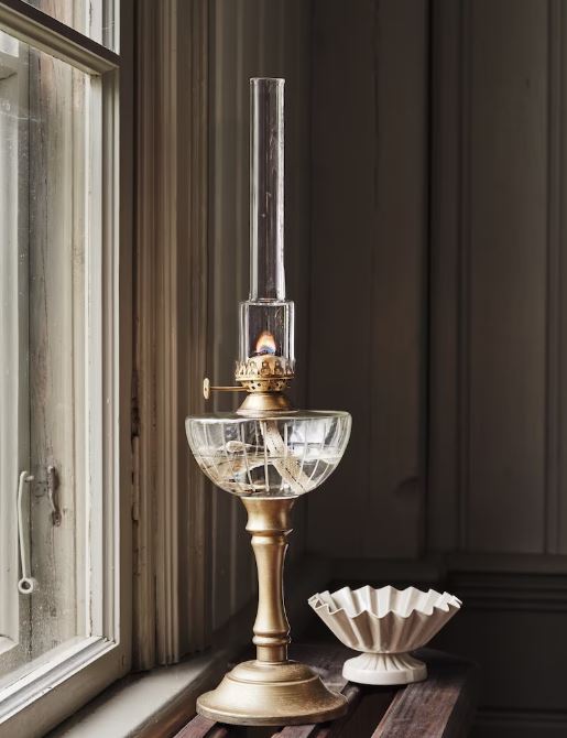 Petroleumslampe på fod - Antik messing - H 45 cm