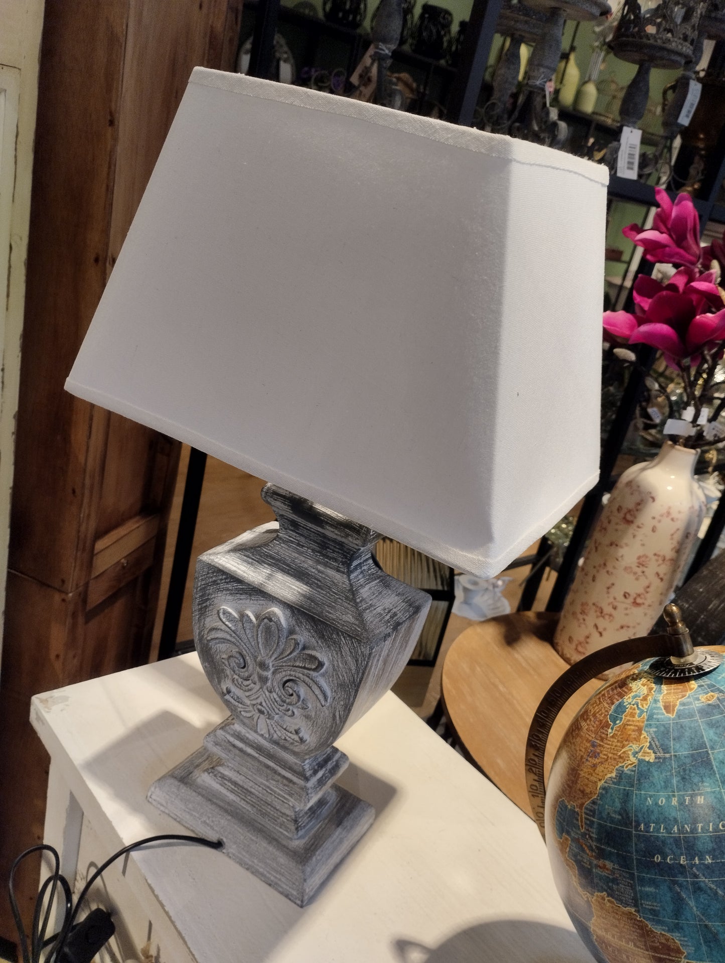 Fin lampa som passar utmärkt i den klassiska villa. Skärm ingår. Material: Linne/Trä Produktmått: 30 x 22,5 x 53,5cm Skärm: 22,5x20,5cm; höjd 30,5 cm Höjd hela lampan: 53,5 cm