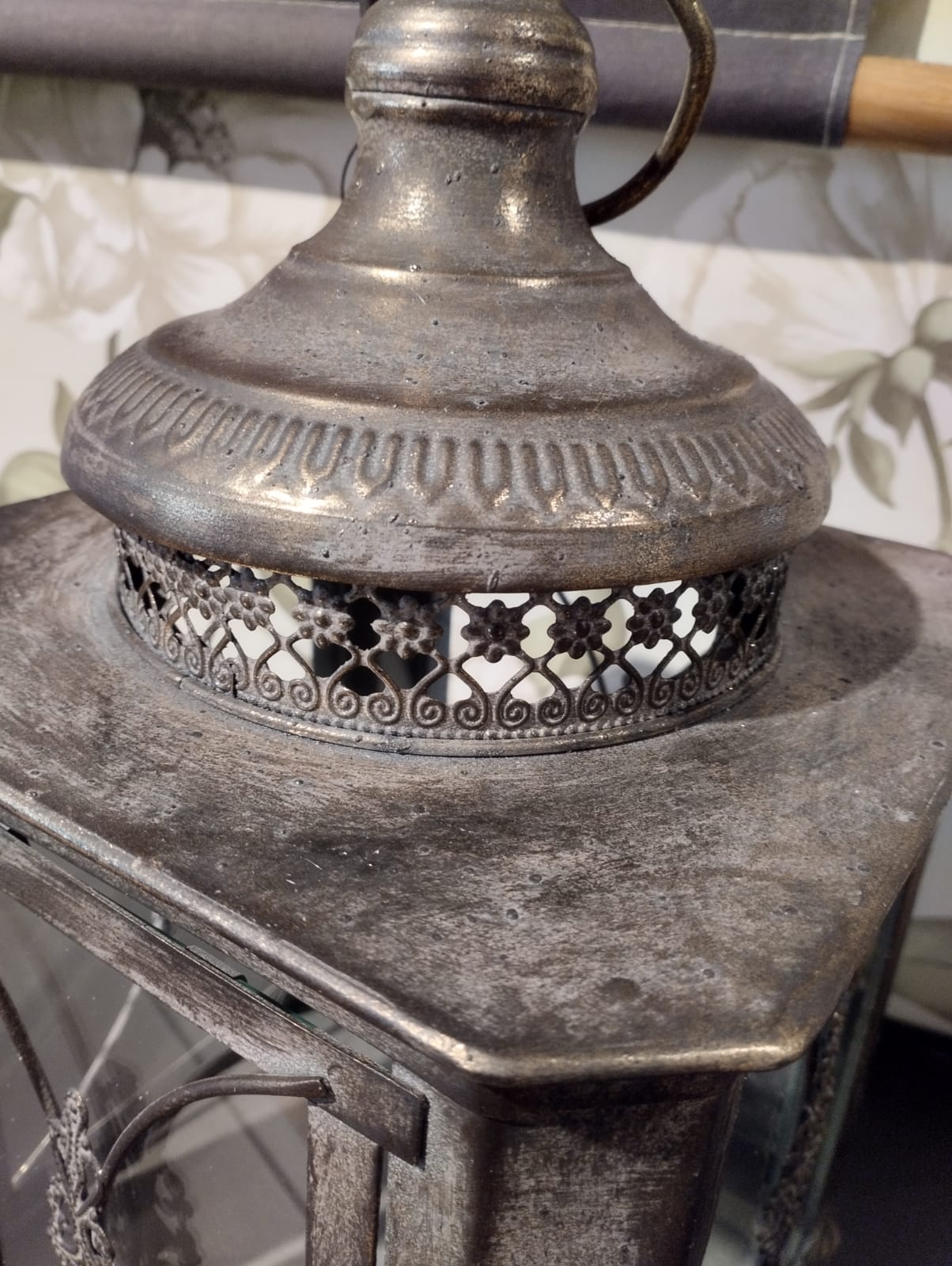 Vacker lykta som passar perfekt för att skapa en romantisk och mysig stämning i ditt hem. Hållare för värmeljus följer med. Mått: 22x50cm Färg: Antik Brun Material: Metall/Glas