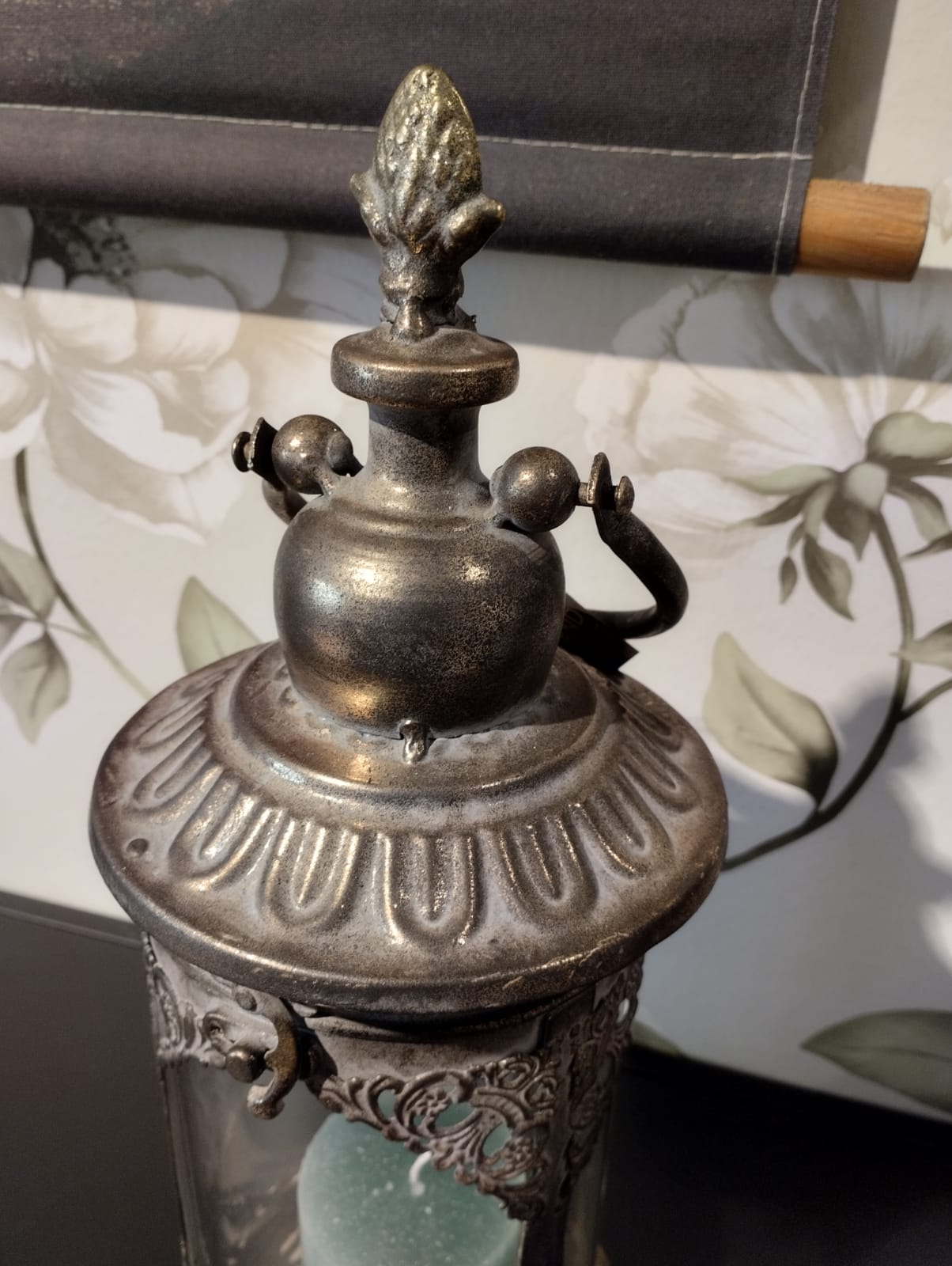 Vacker lykta i guldbrun metall med glascylinder som skyddar ljusets låga. För blockljus eller värmeljus. Mått: H 40cm Diameter 15cm Material: Metall/Glas