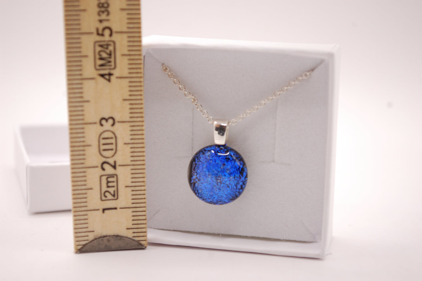 Halskedja - Litet Glashänge - Dichroic Glas - Rund Blå - Silver