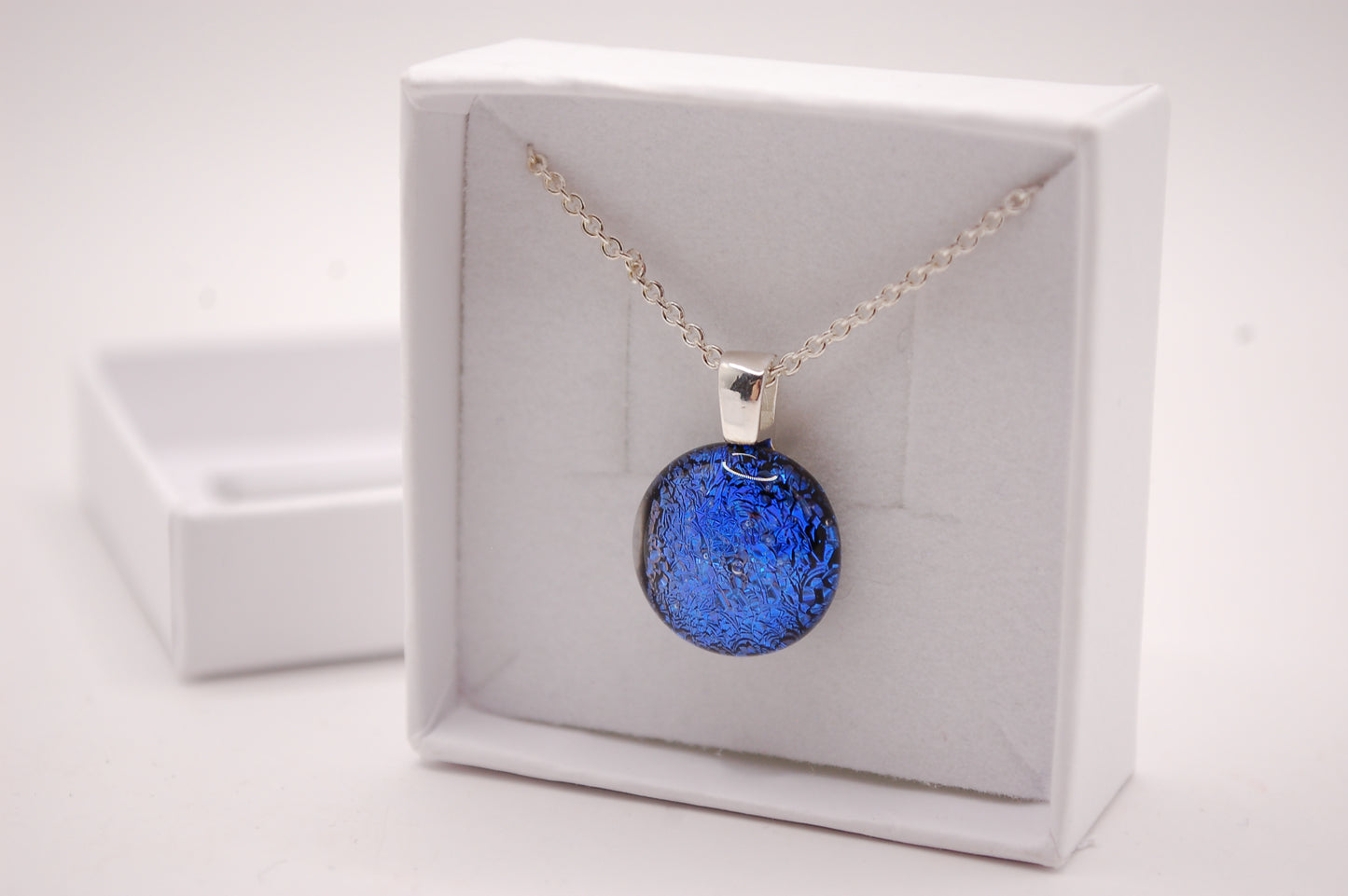 Halskedja - Litet Glashänge - Dichroic Glas - Rund Blå - Silver