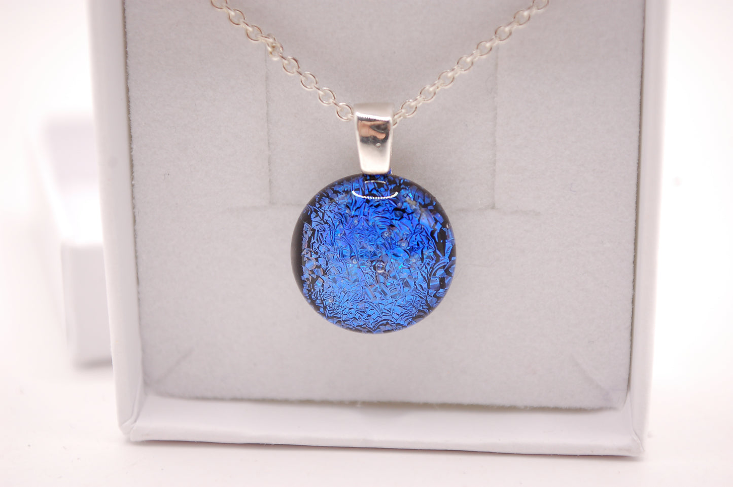 Halskedja - Litet Glashänge - Dichroic Glas - Rund Blå - Silver