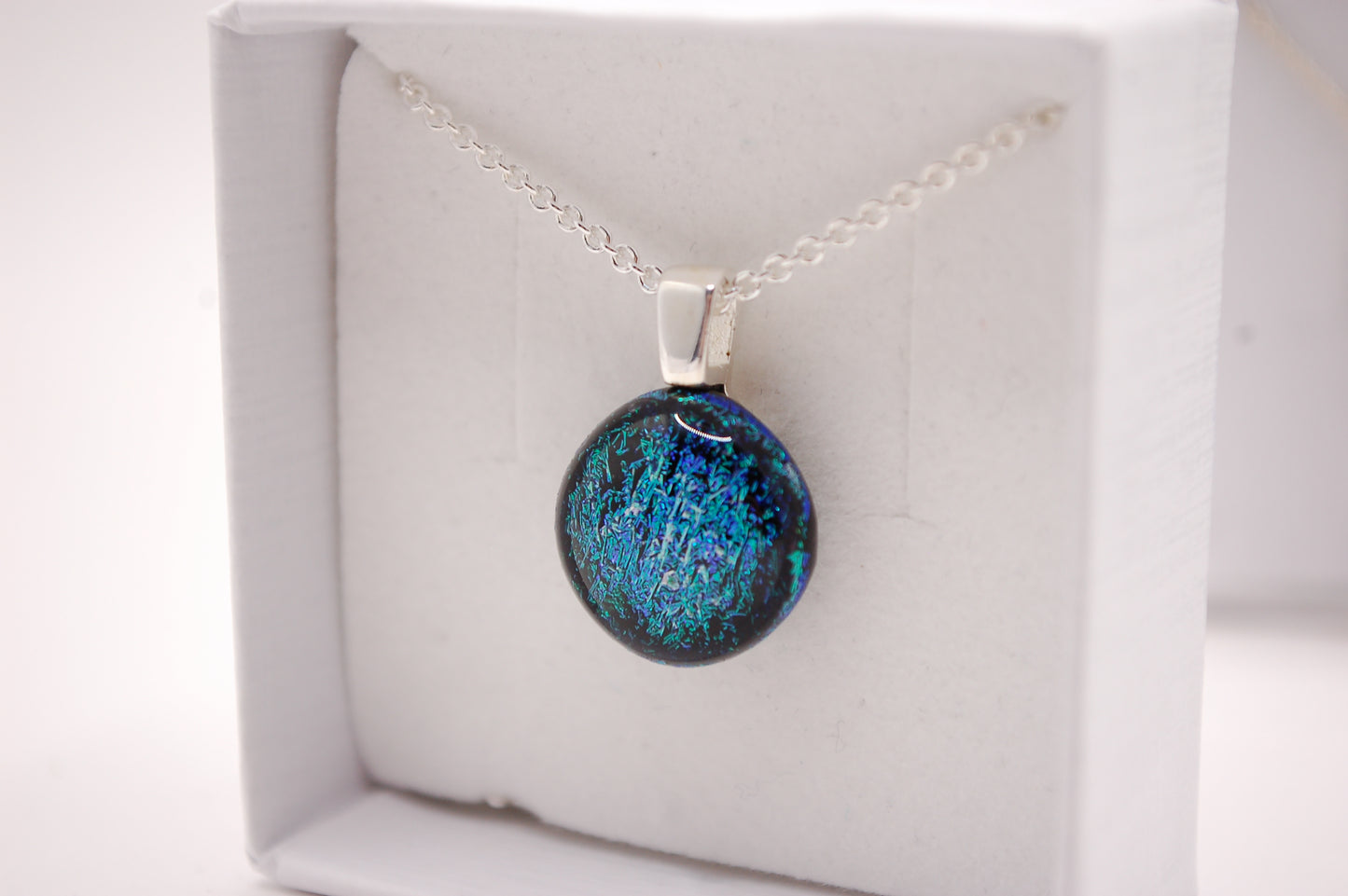 Halskedja - Litet Glashänge - Dichroic Glas - Rund Grön/Blå - Silver