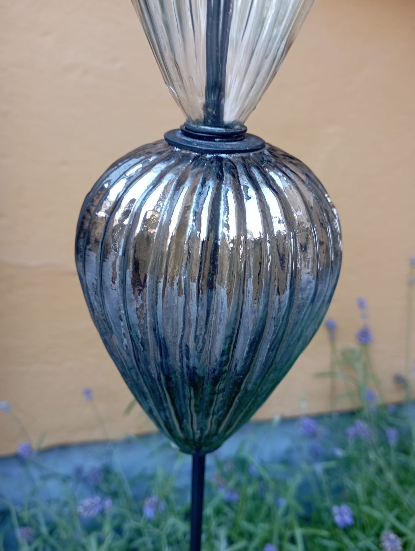 Havepæl "Fransk lilje" med glasdekoration