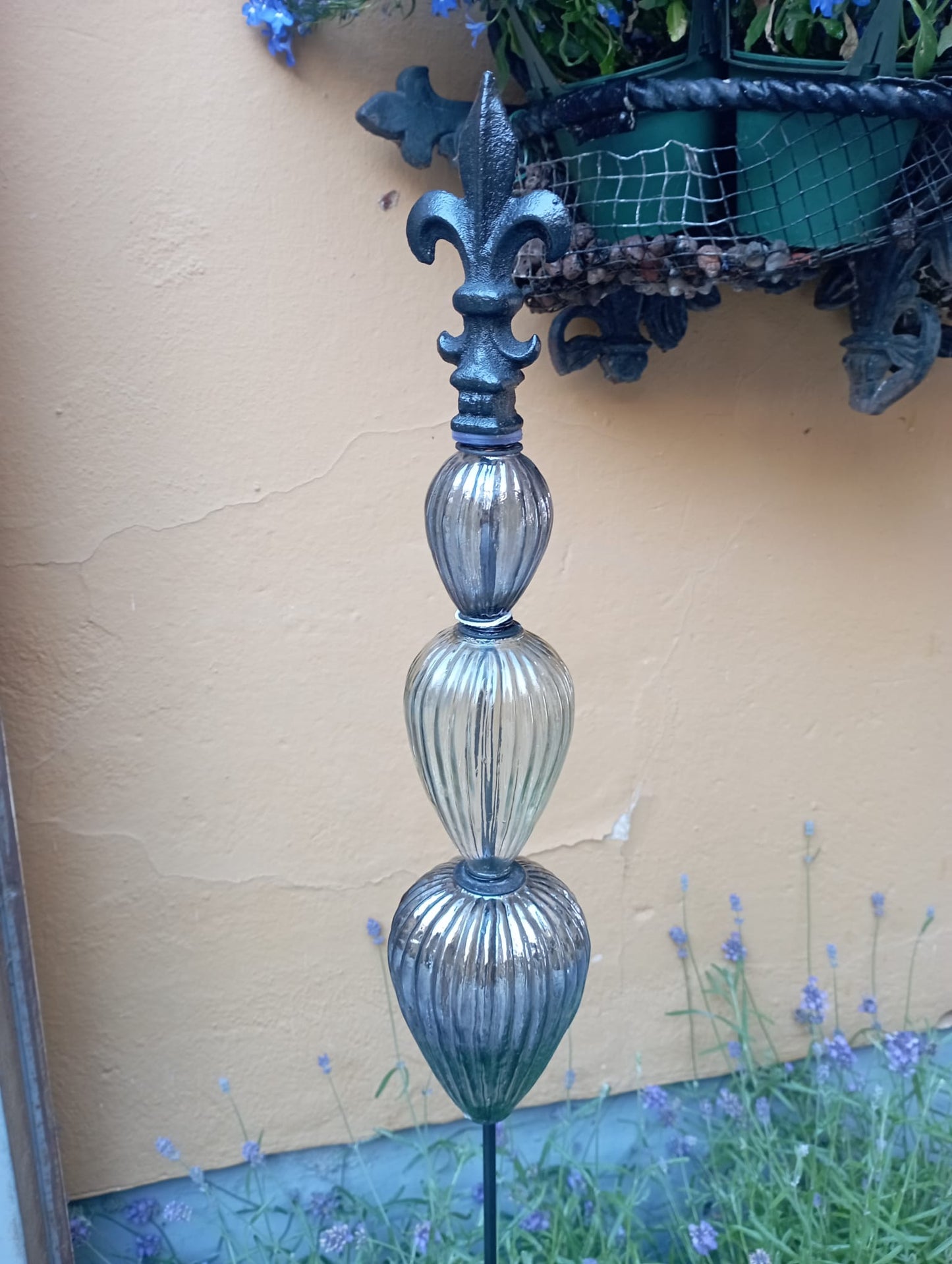 Havepæl "Fransk lilje" med glasdekoration