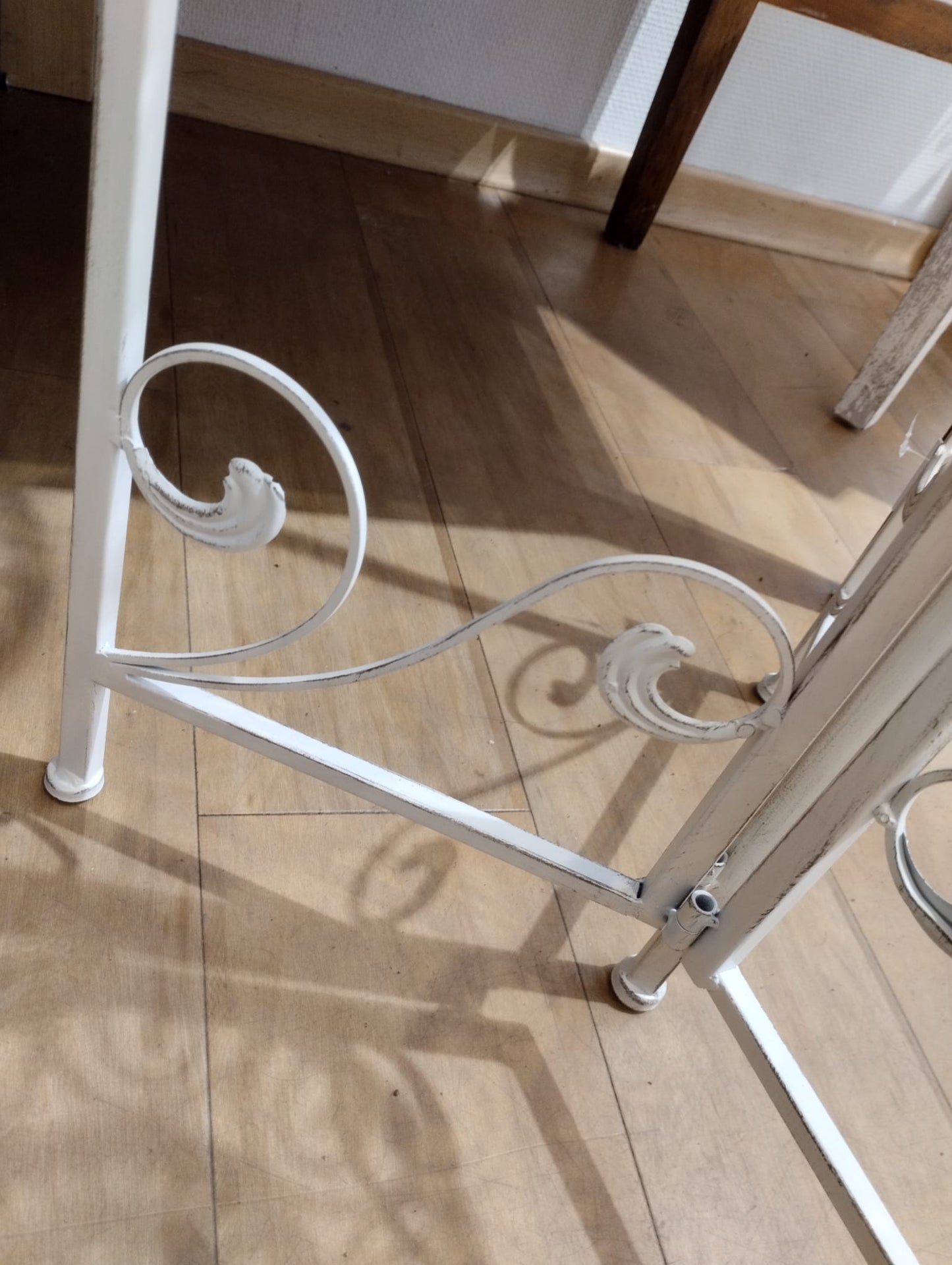 Blombord / Piedestal i smide - Antik Vit - H 67cm