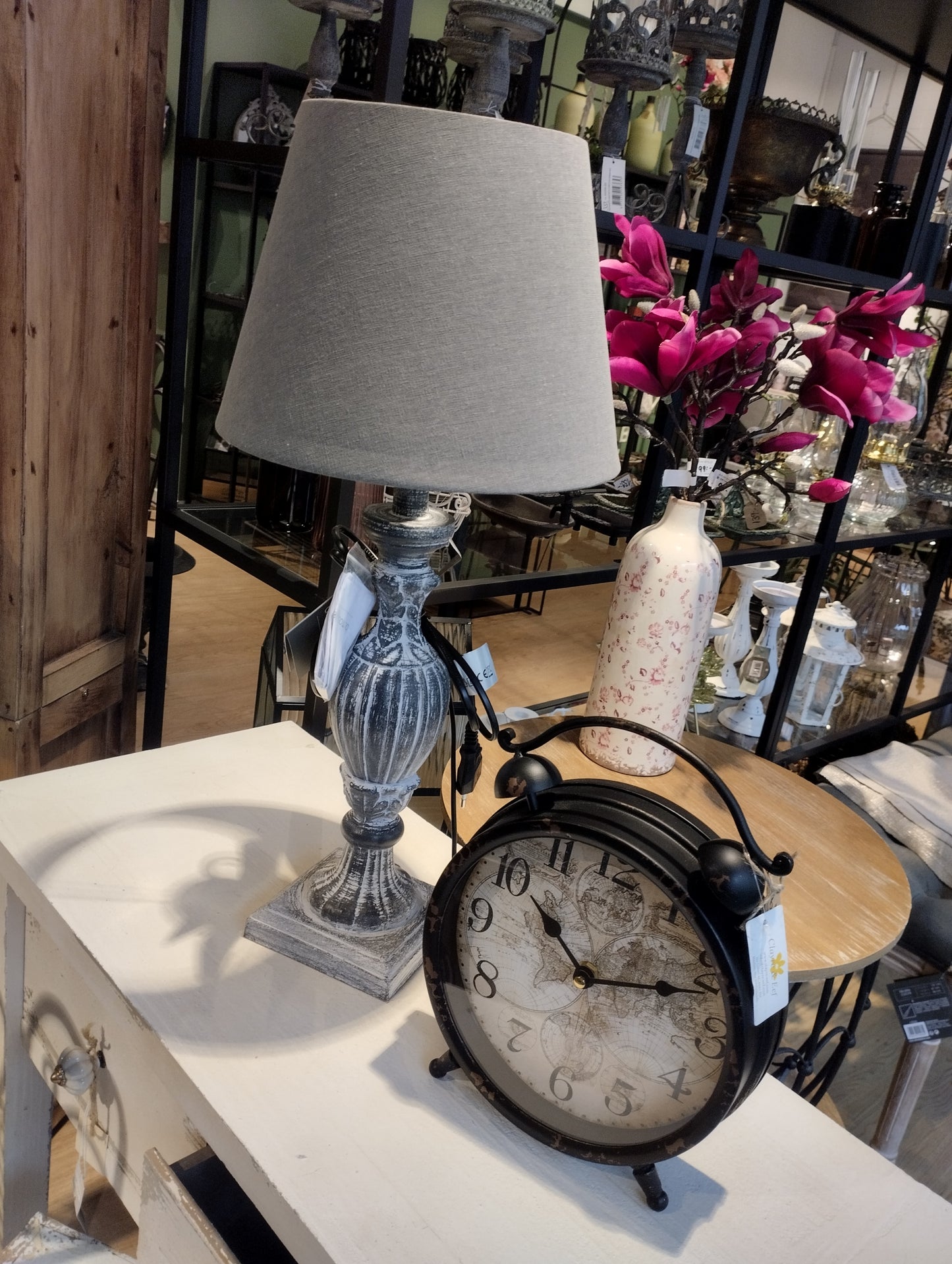 Fin lampa som passar utmärkt i den klassiska villa. Skärm ingår. Material: Linne/Trä Produktmått: diameter 25 x höjd 54,5 cm Skärm: diameter 25 x höjd 17,8 cm Sladdlängd: 150 cm