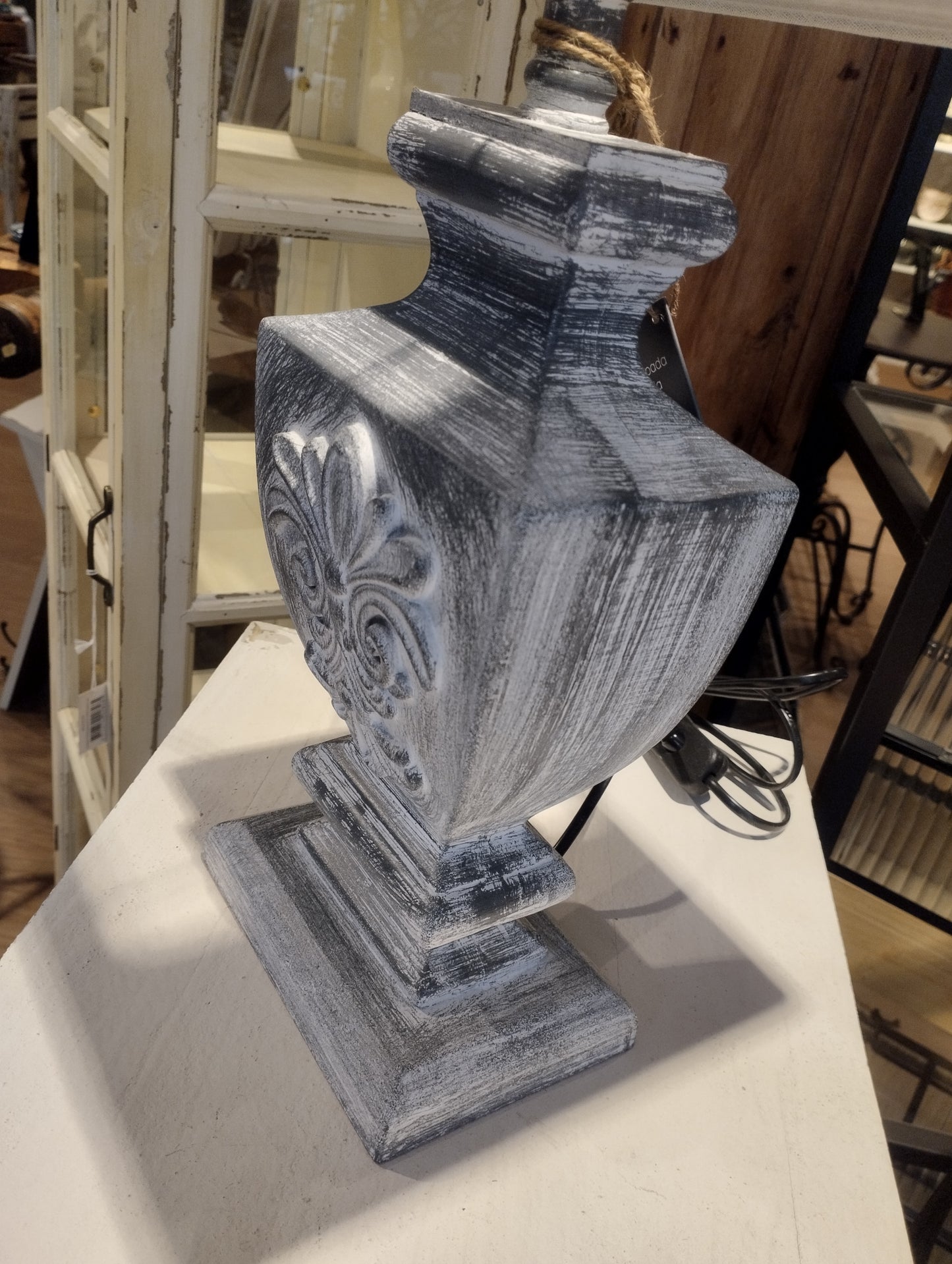 Fin lampa som passar utmärkt i den klassiska villa. Skärm ingår. Material: Linne/Trä Produktmått: 30 x 22,5 x 53,5cm Skärm: 22,5x20,5cm; höjd 30,5 cm Höjd hela lampan: 53,5 cm