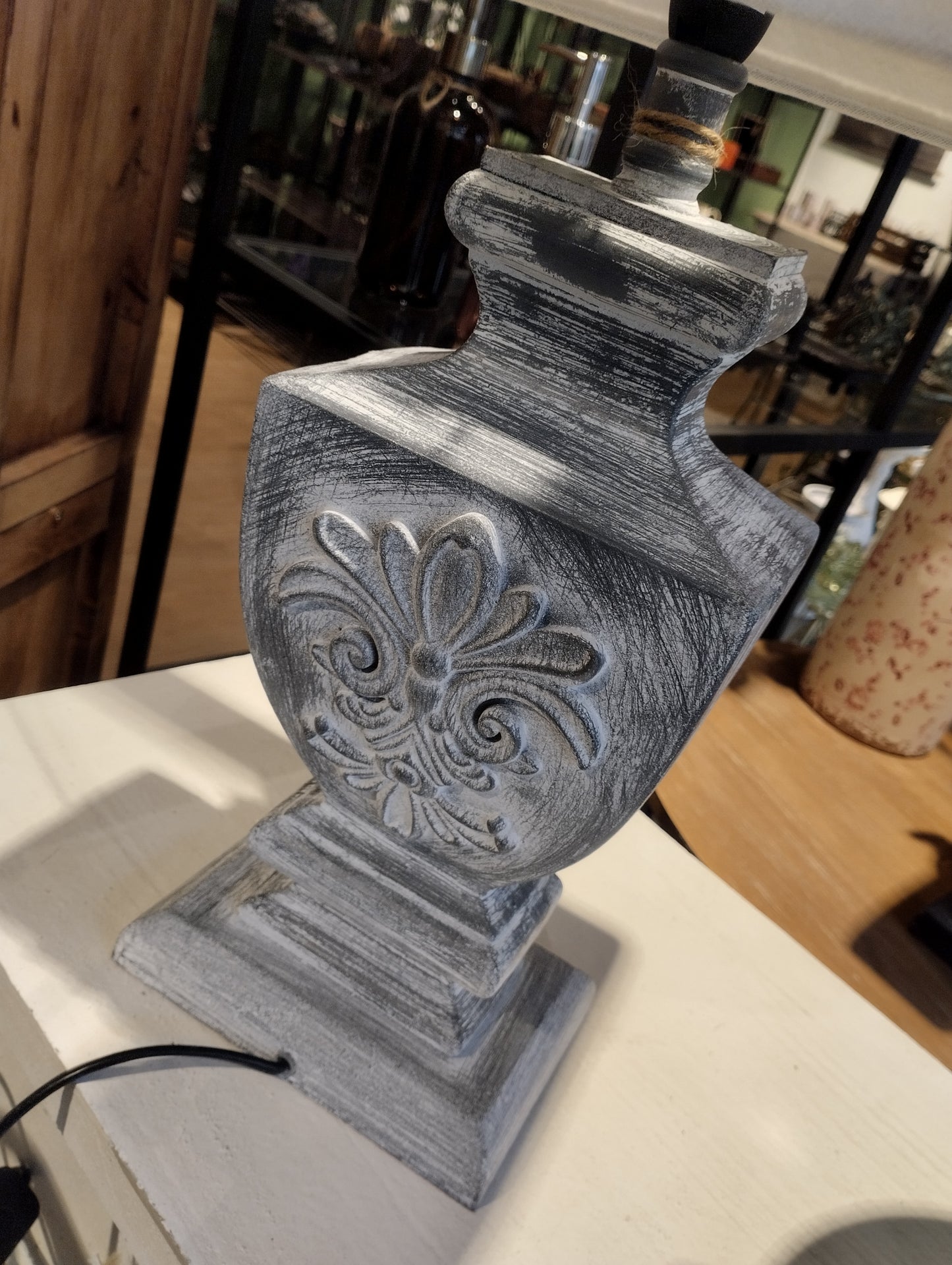 Fin lampa som passar utmärkt i den klassiska villa. Skärm ingår. Material: Linne/Trä Produktmått: 30 x 22,5 x 53,5cm Skärm: 22,5x20,5cm; höjd 30,5 cm Höjd hela lampan: 53,5 cm