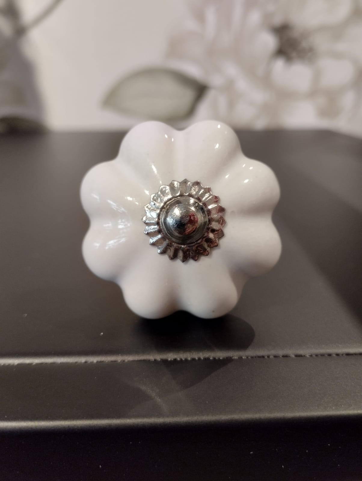 Mått: ca. Ø 4,5cm Färg: vit Material: Porslin/Metall Muttrar och brickor ingår. Skruven kan enkelt kapas till önskad längd med t ex en liten bågfil. Dörrknopp
