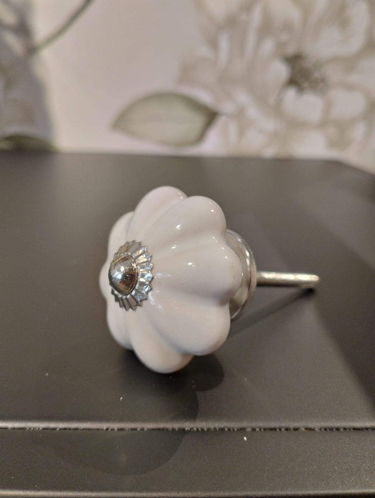 Mått: ca. Ø 4,5cm Färg: vit Material: Porslin/Metall Muttrar och brickor ingår. Skruven kan enkelt kapas till önskad längd med t ex en liten bågfil. Dörrknopp
