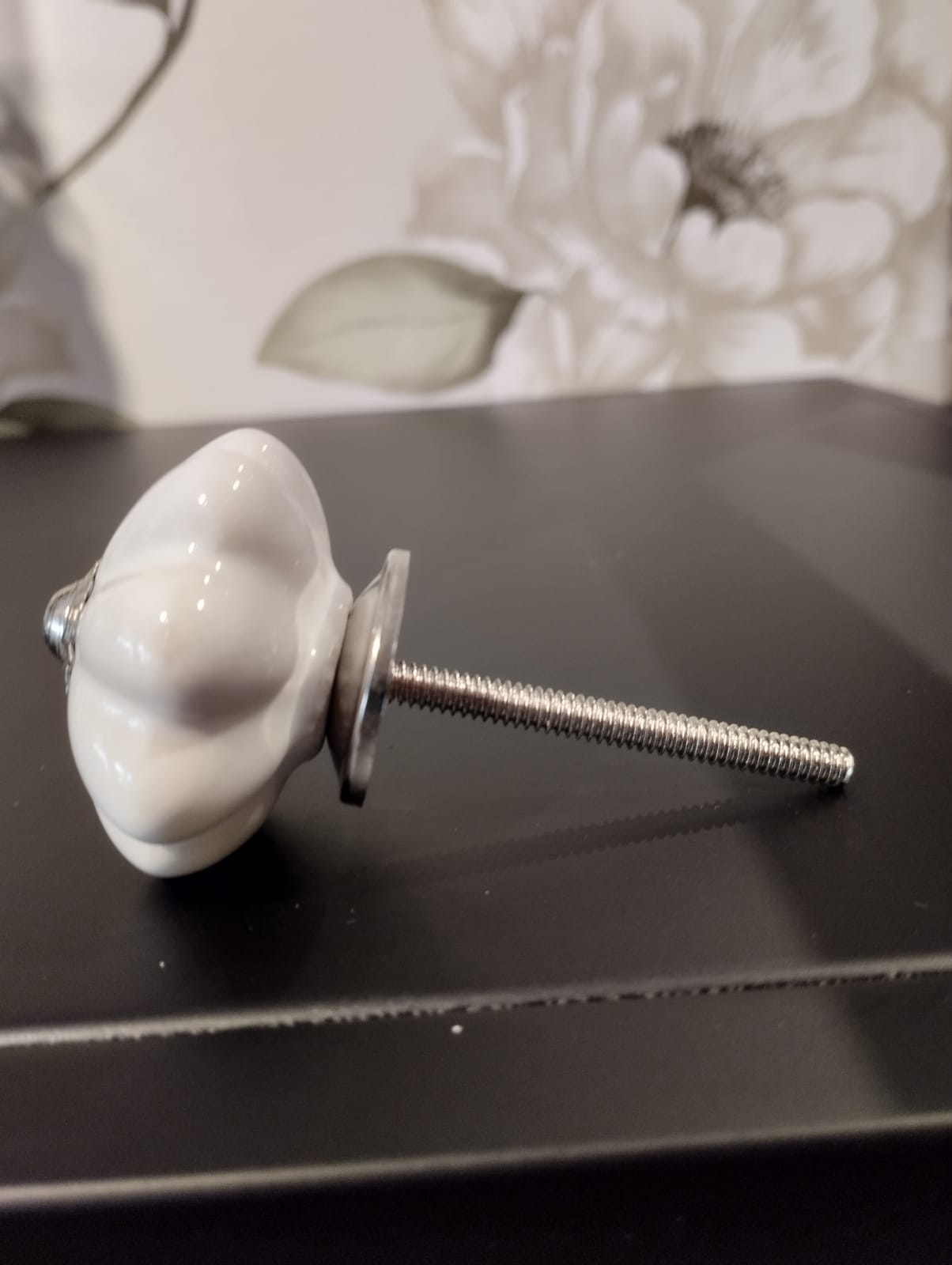 Mått: ca. Ø 4,5cm Färg: vit Material: Porslin/Metall Muttrar och brickor ingår. Skruven kan enkelt kapas till önskad längd med t ex en liten bågfil. Dörrknopp