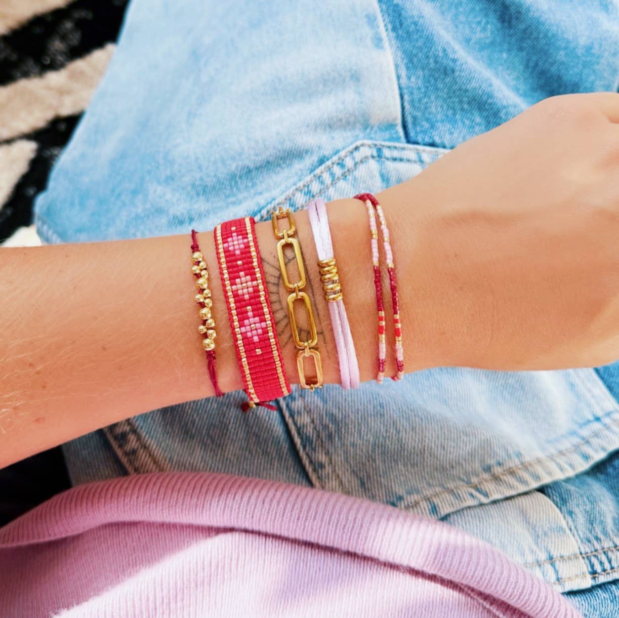 Satinarmband med ringer — Lila/Gold