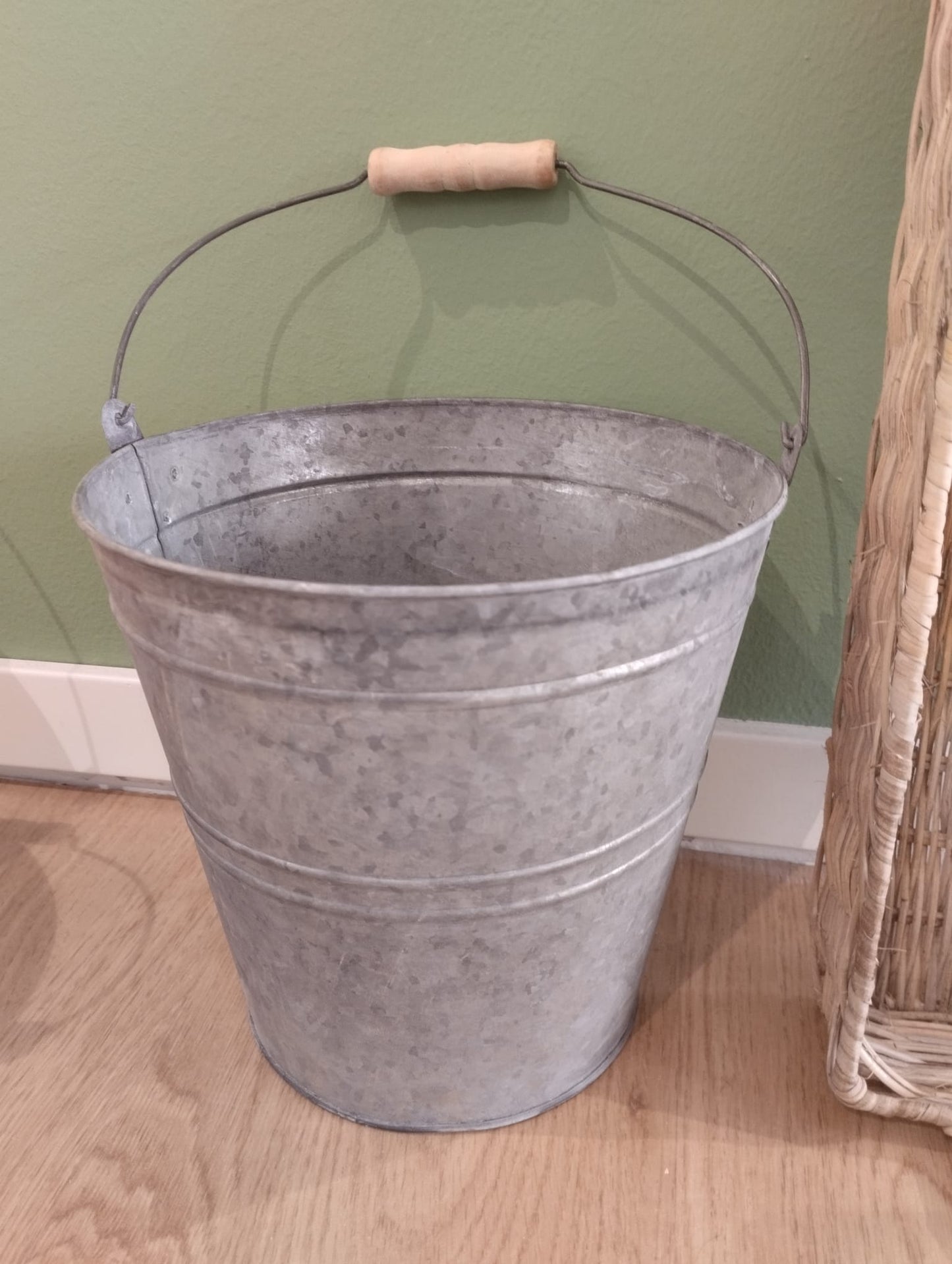 Hink med trähandtag, olika storlekar, råzink