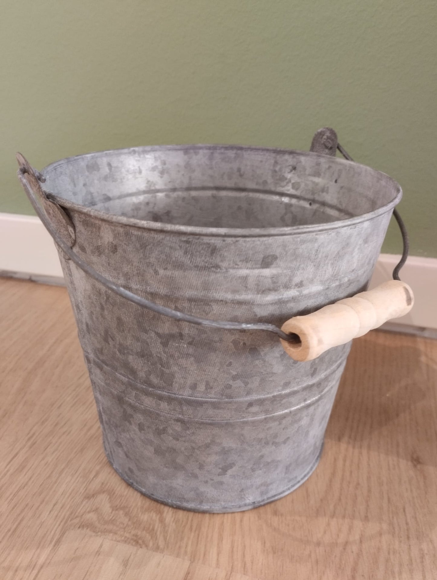 Hink med trähandtag, olika storlekar, råzink