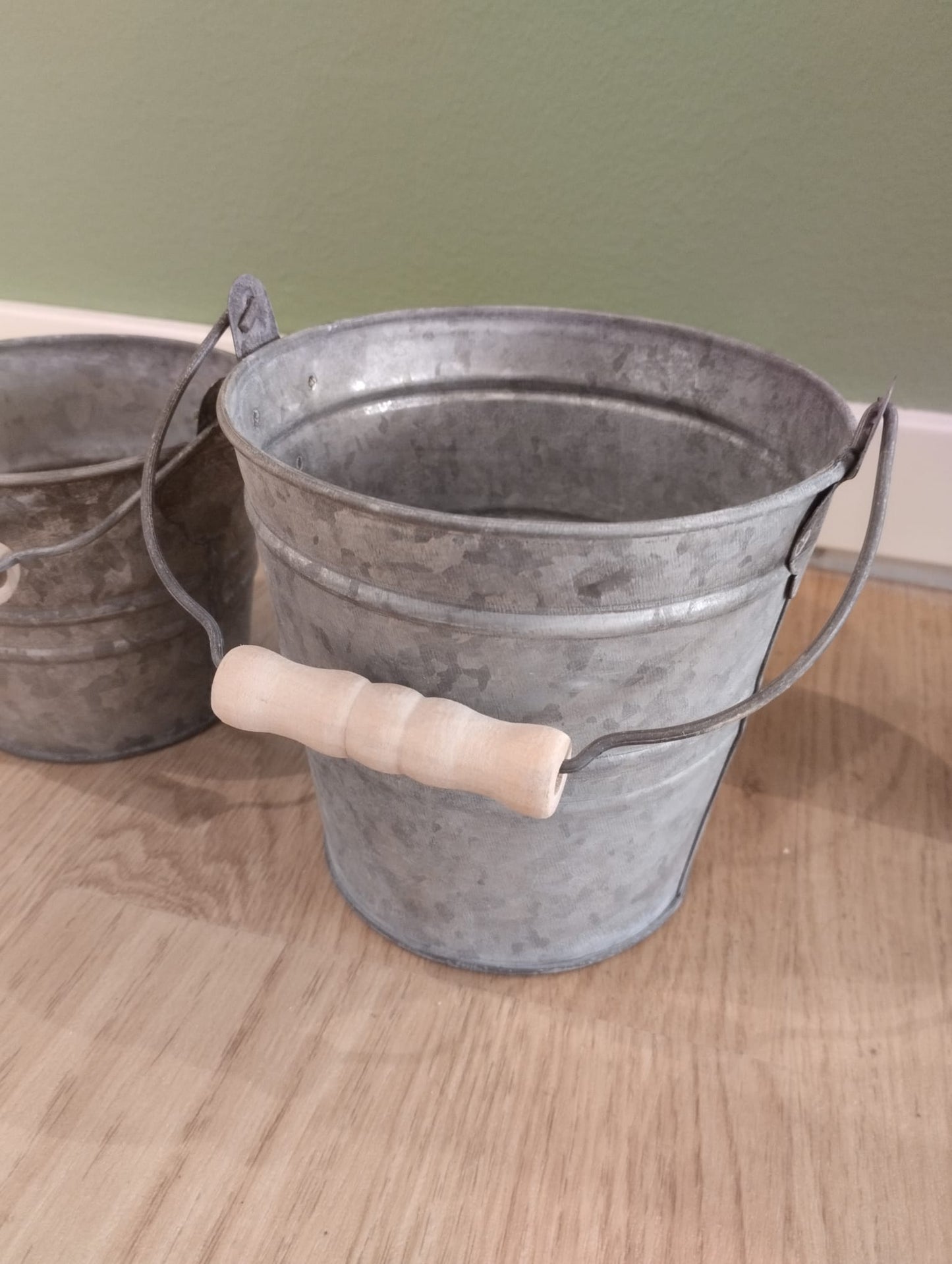 Hink med trähandtag, olika storlekar, råzink