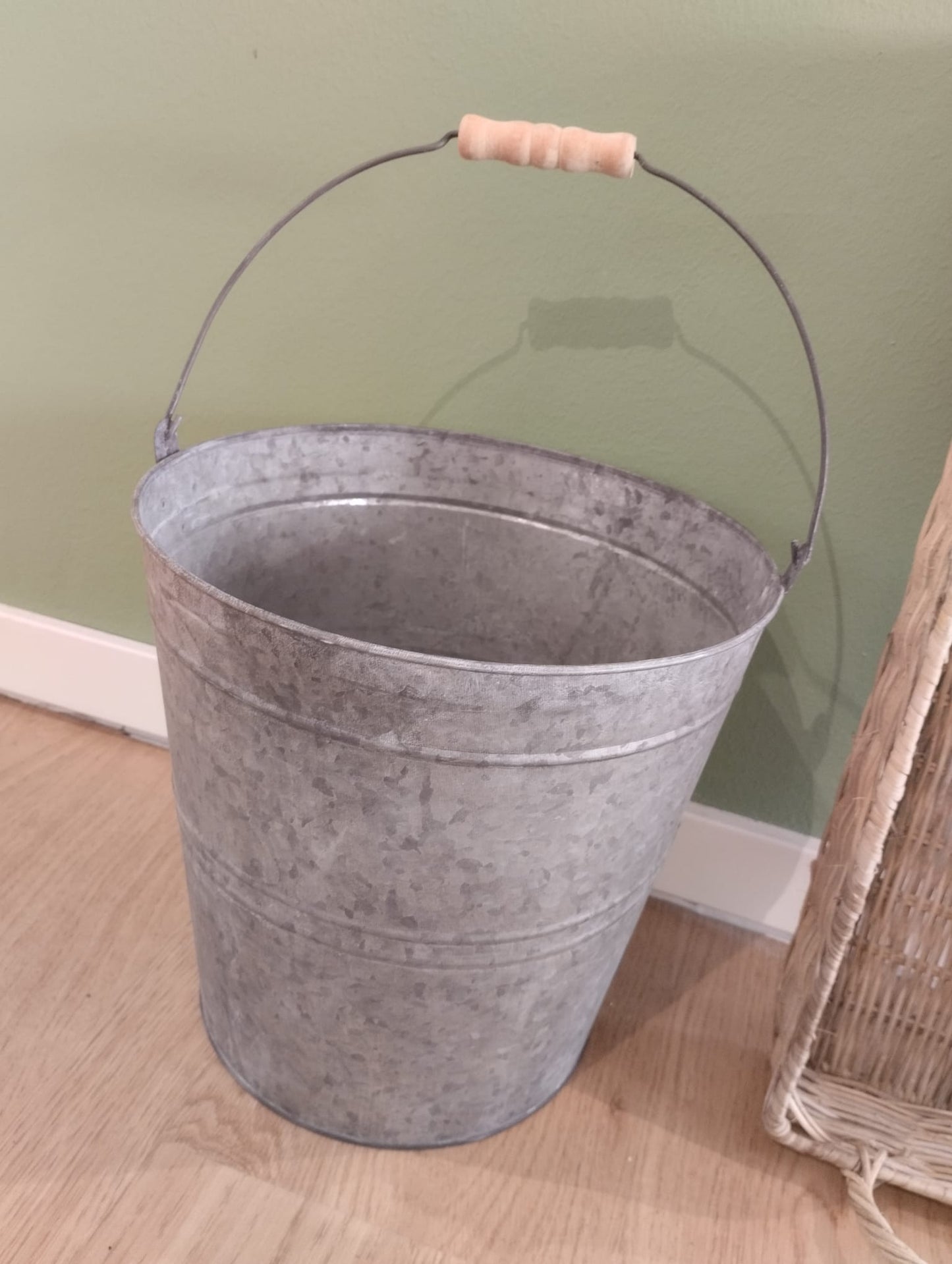 Hink med trähandtag, olika storlekar, råzink