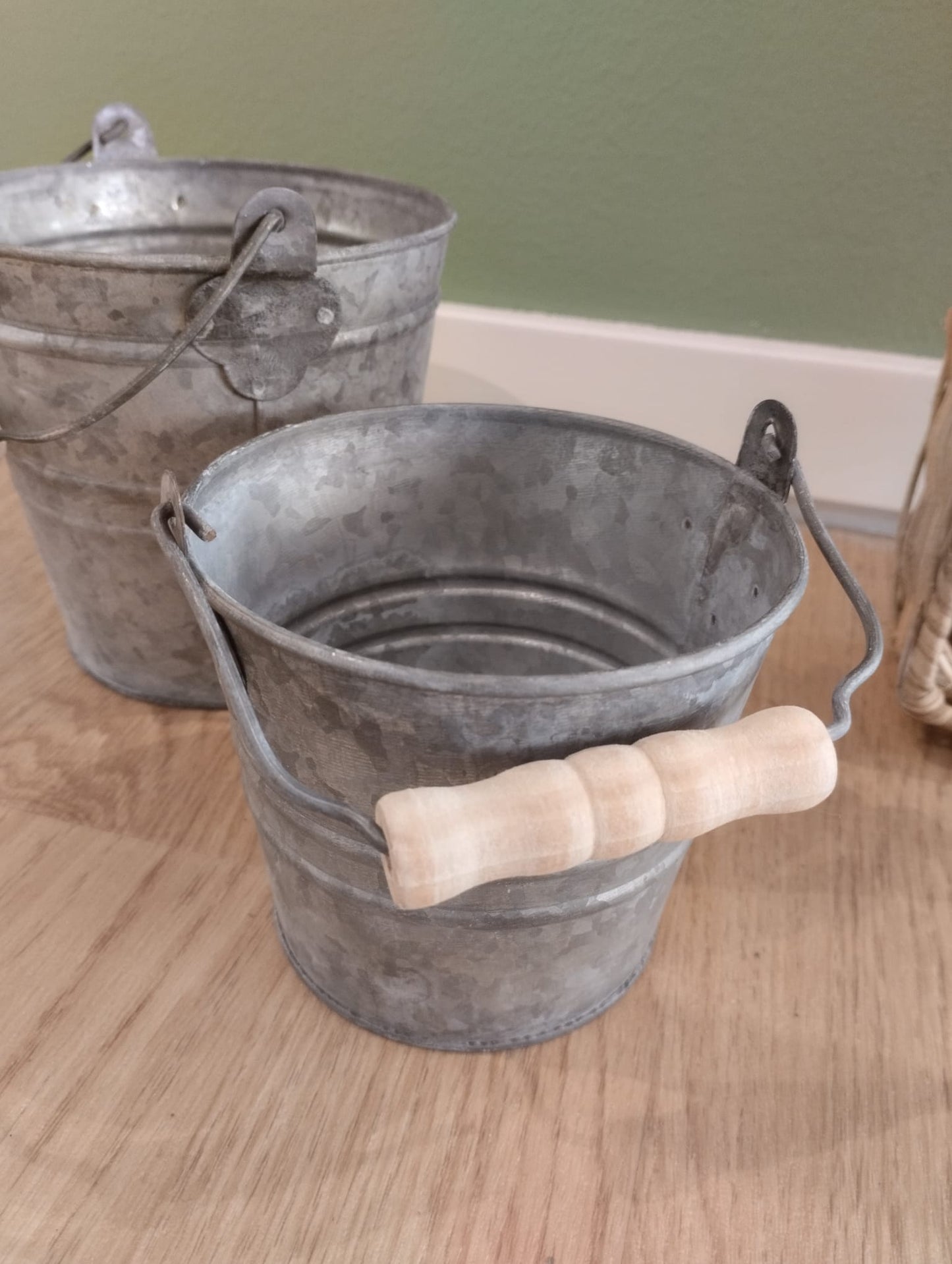 Hink med trähandtag, olika storlekar, råzink