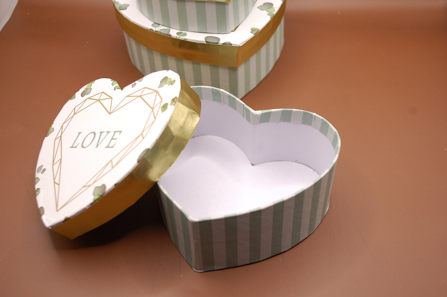 Presentbox Hjärta i kraftpapper - LOVE - olika storlekar