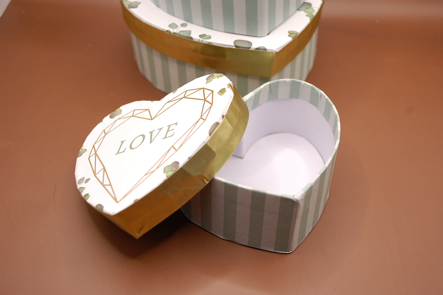 Presentbox Hjärta i kraftpapper - LOVE - olika storlekar