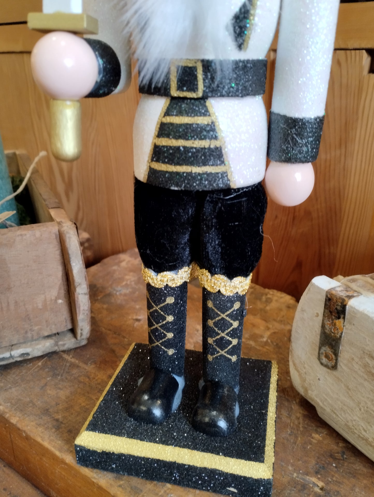 Nøddeknækker med Glitter lavet af træ - 35 cm