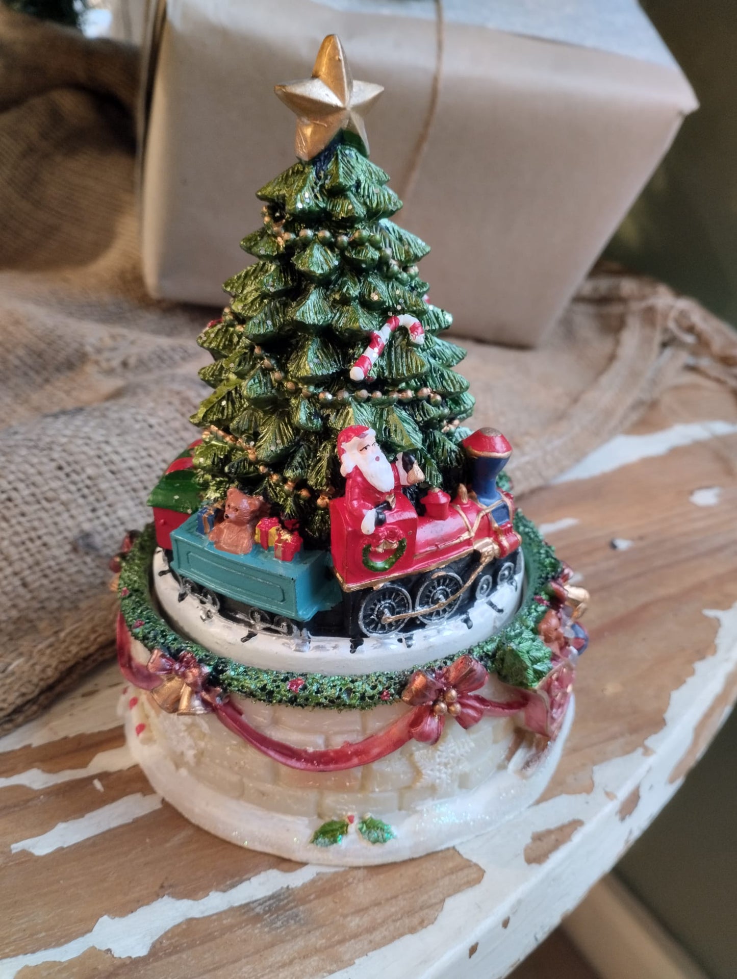 Mysig snöglob / speldosa. Fler detaljrika dekorationer. Storlek: H15cm ; Diameter 11 cm Spelar ”Oh Tannenbaum" Material: Polyresin