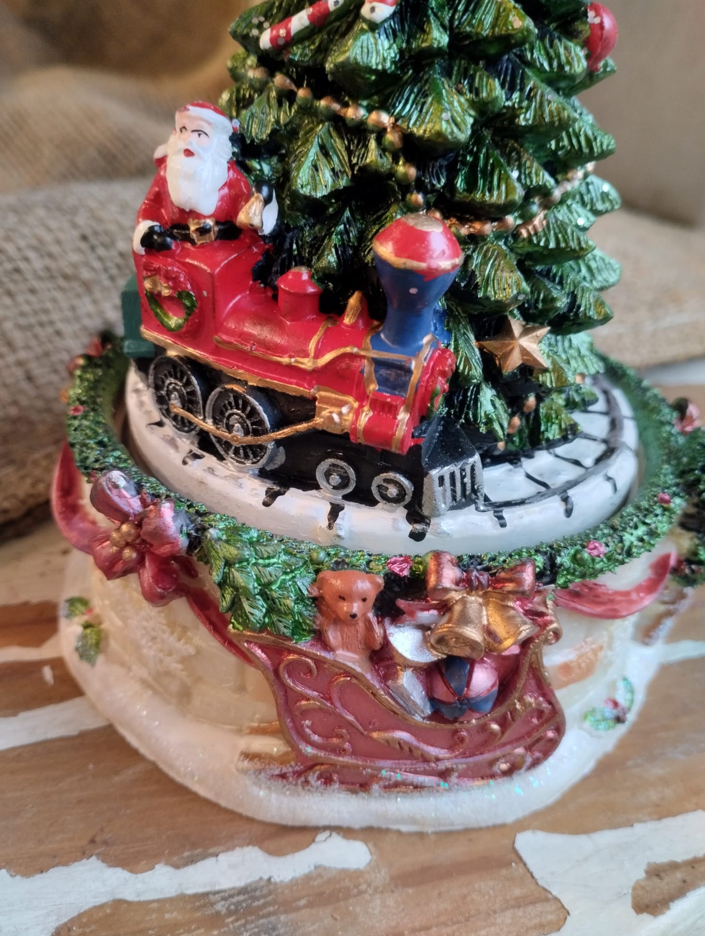 Mysig snöglob / speldosa. Fler detaljrika dekorationer. Storlek: H15cm ; Diameter 11 cm Spelar ”Oh Tannenbaum" Material: Polyresin