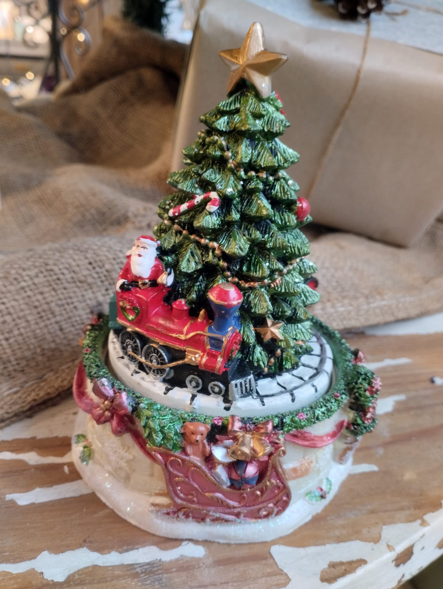 Mysig snöglob / speldosa. Fler detaljrika dekorationer. Storlek: H15cm ; Diameter 11 cm Spelar ”Oh Tannenbaum" Material: Polyresin