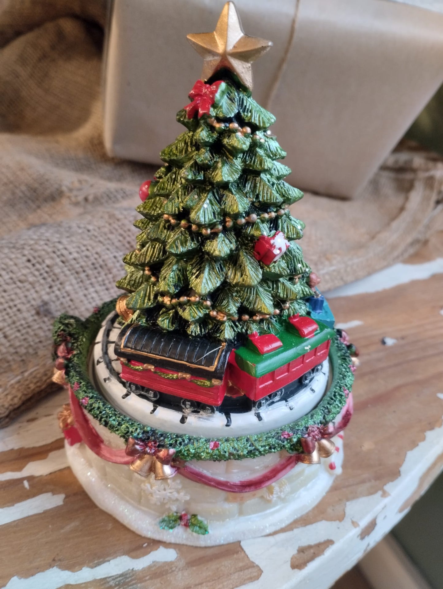 Mysig snöglob / speldosa. Fler detaljrika dekorationer. Storlek: H15cm ; Diameter 11 cm Spelar ”Oh Tannenbaum" Material: Polyresin