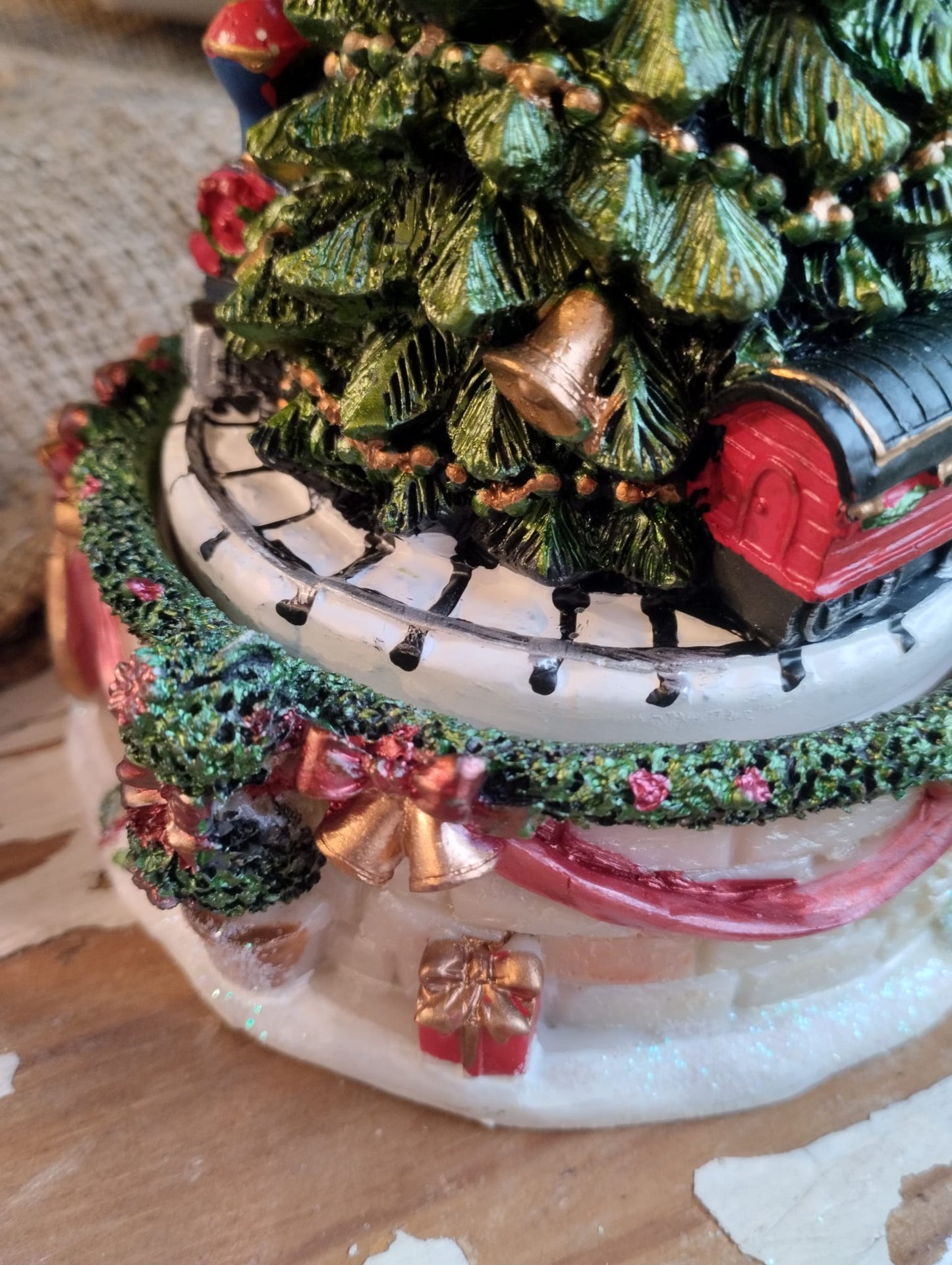 Mysig snöglob / speldosa. Fler detaljrika dekorationer. Storlek: H15cm ; Diameter 11 cm Spelar ”Oh Tannenbaum" Material: Polyresin