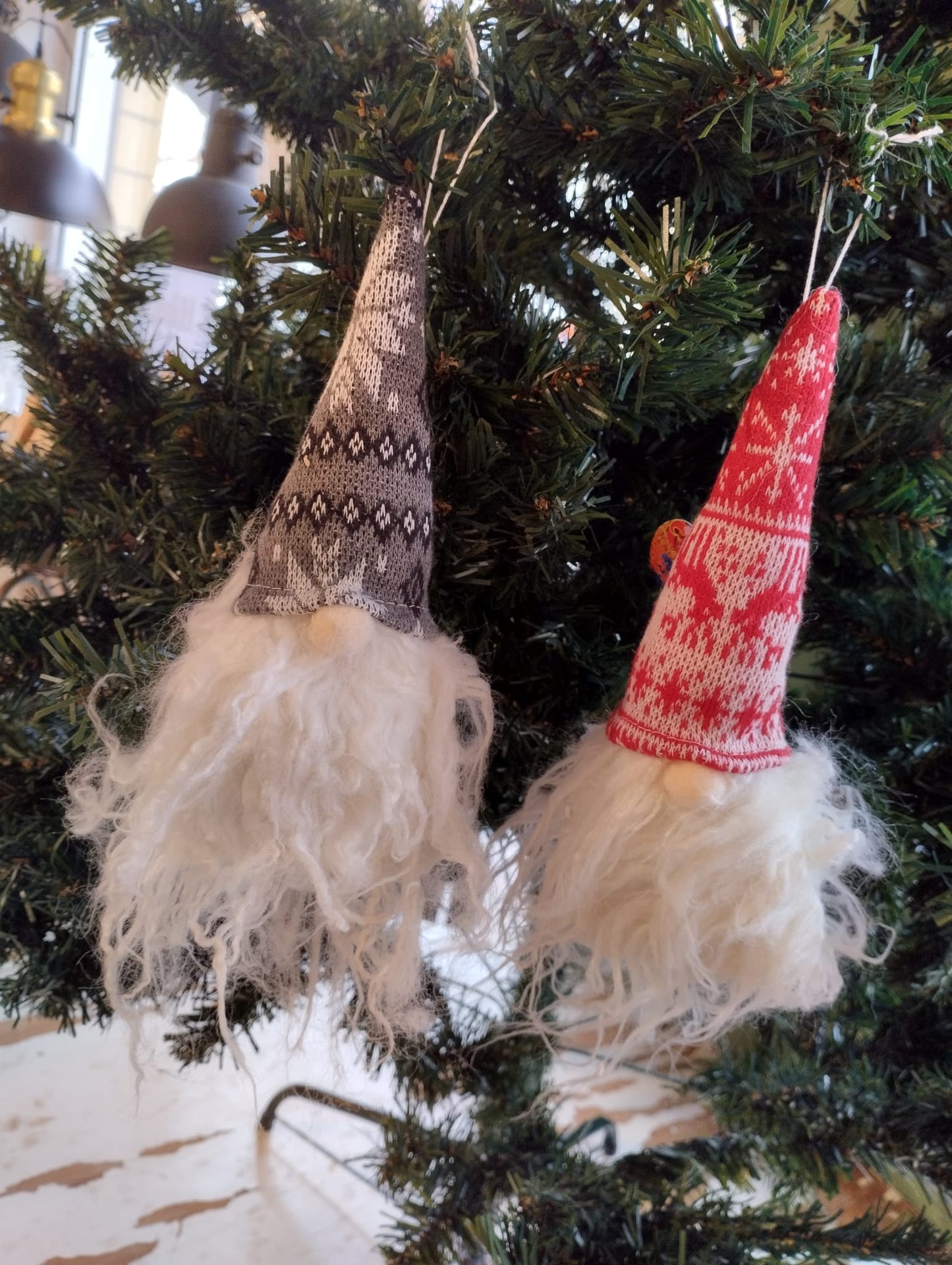 Julpynt till julgranen eller adventsdekorationen. Finns i röd och grå. Mått: circa L 20cm