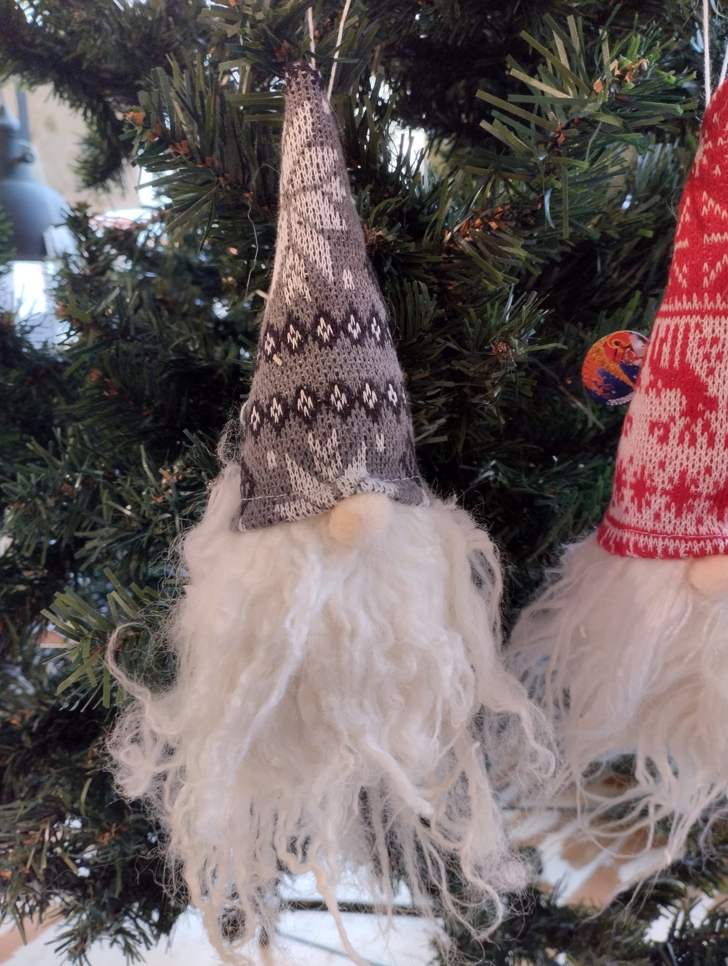 Julpynt till julgranen eller adventsdekorationen. Finns i röd och grå. Mått: circa L 20cm