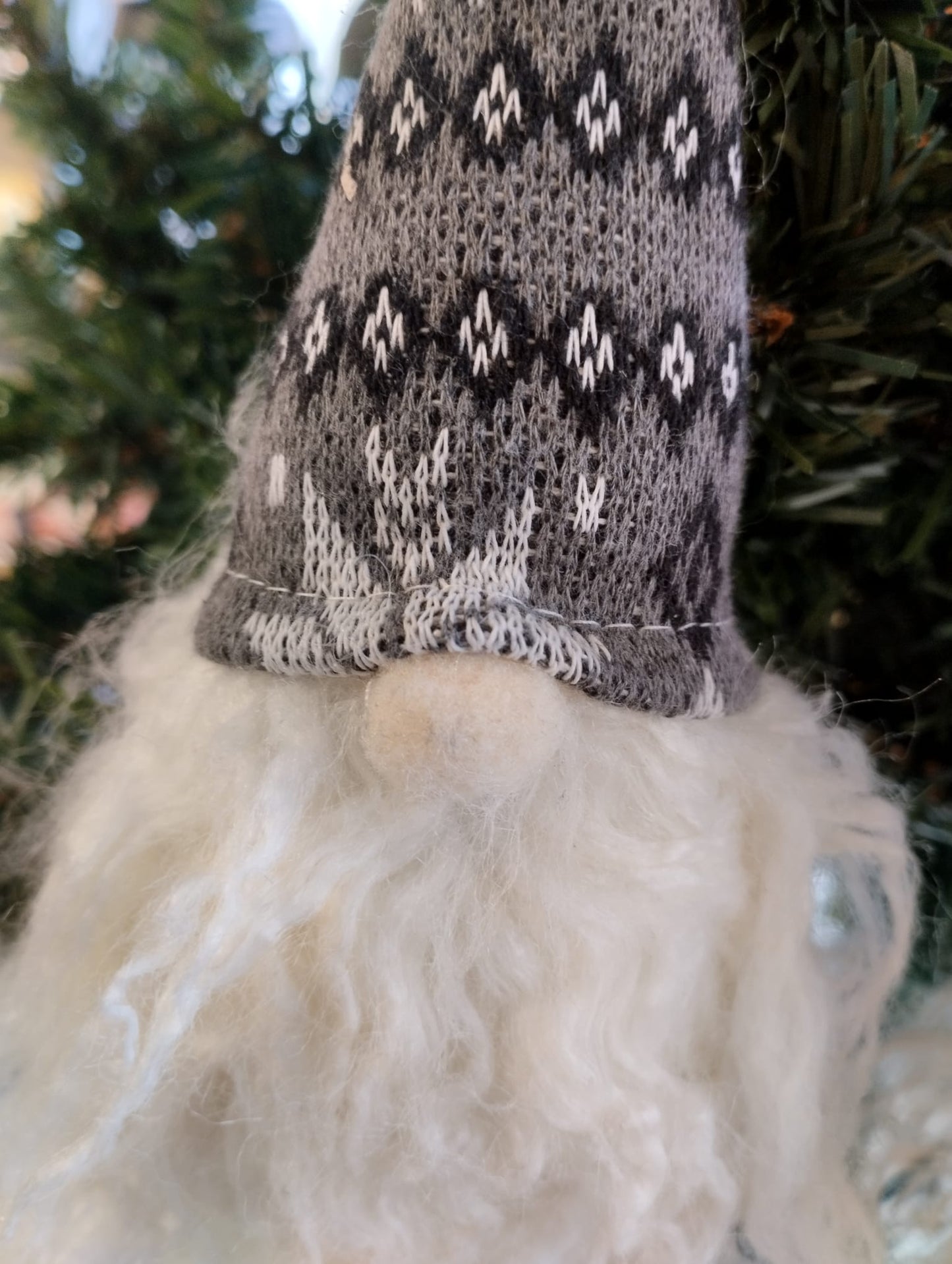 Julpynt till julgranen eller adventsdekorationen. Finns i röd och grå. Mått: circa L 20cm