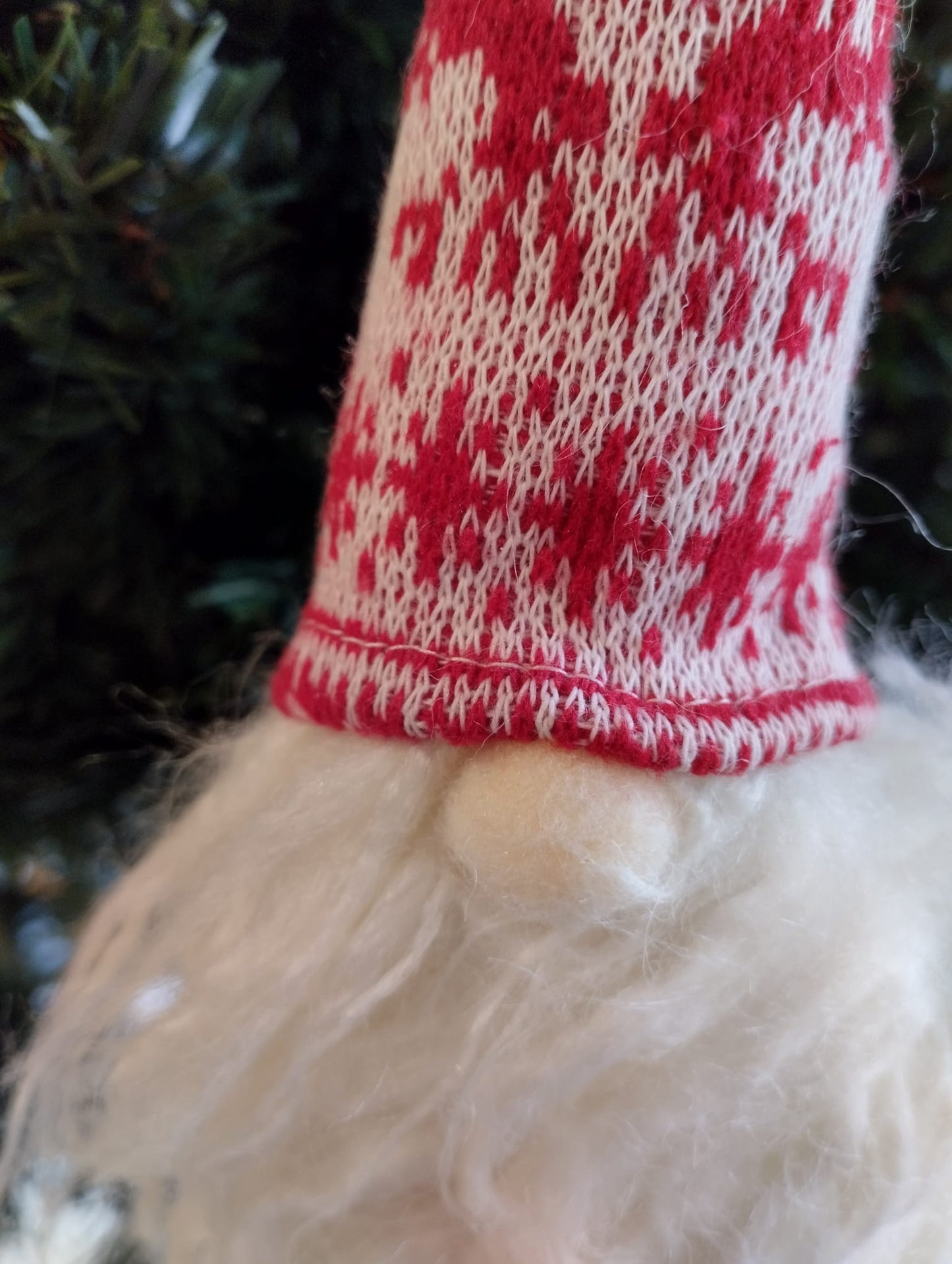 Julpynt till julgranen eller adventsdekorationen. Finns i röd och grå. Mått: circa L 20cm