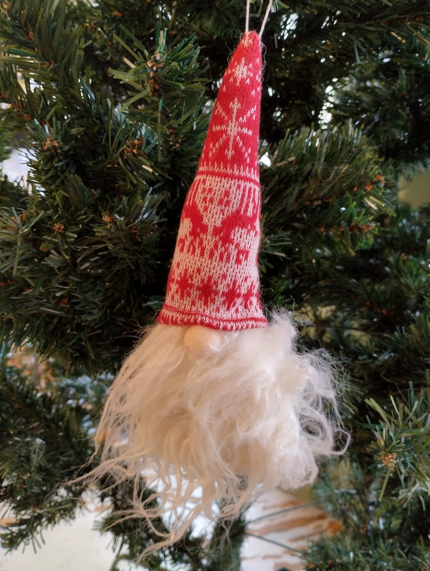 Julpynt till julgranen eller adventsdekorationen. Finns i röd och grå. Mått: circa L 20cm