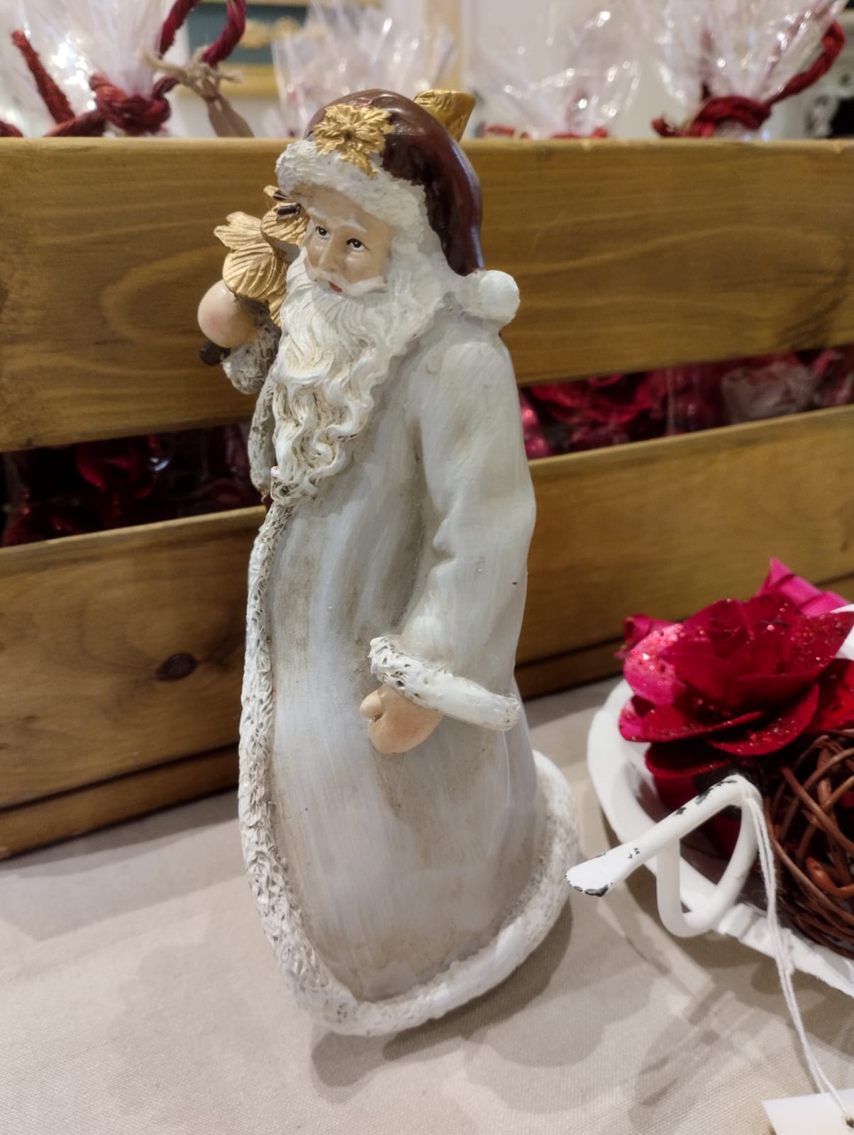 Väldigt vacker och gammaldags jultomte med julgran i handen. Mått: H 18cm Material: Polyresin