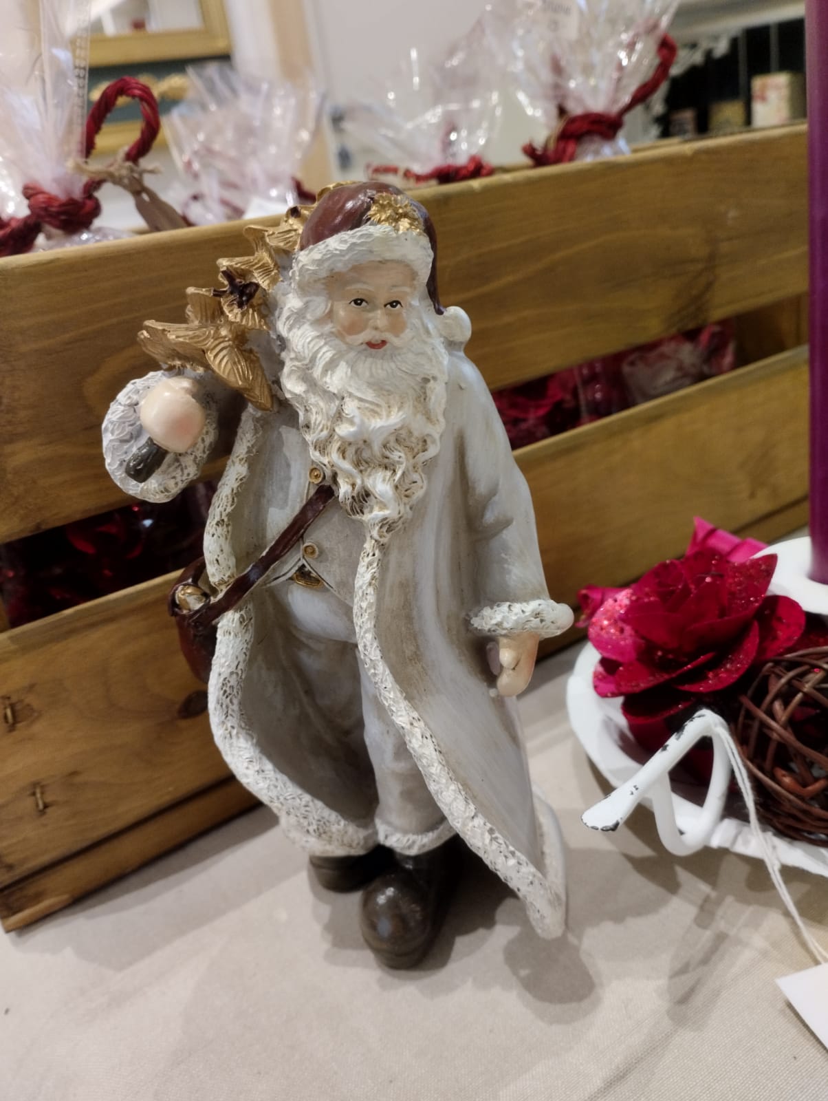 Väldigt vacker och gammaldags jultomte med julgran i handen. Mått: H 18cm Material: Polyresin