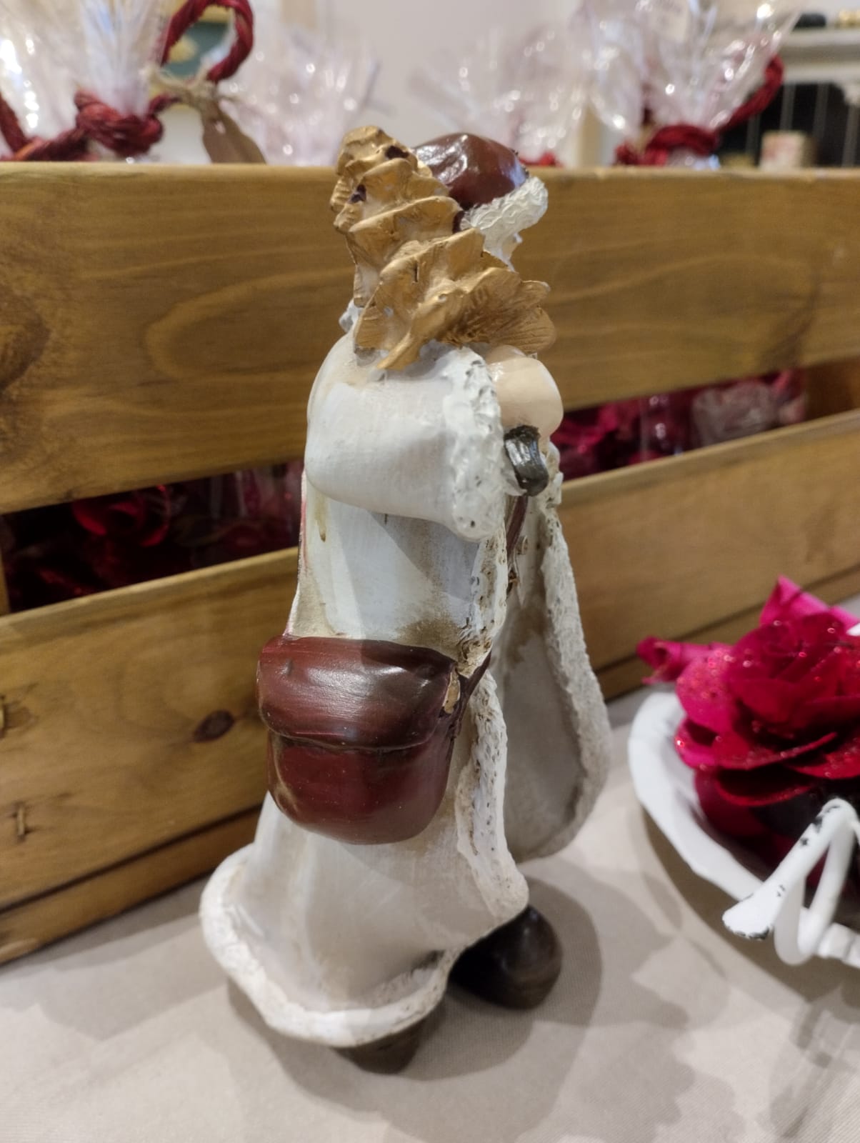 Väldigt vacker och gammaldags jultomte med julgran i handen. Mått: H 18cm Material: Polyresin
