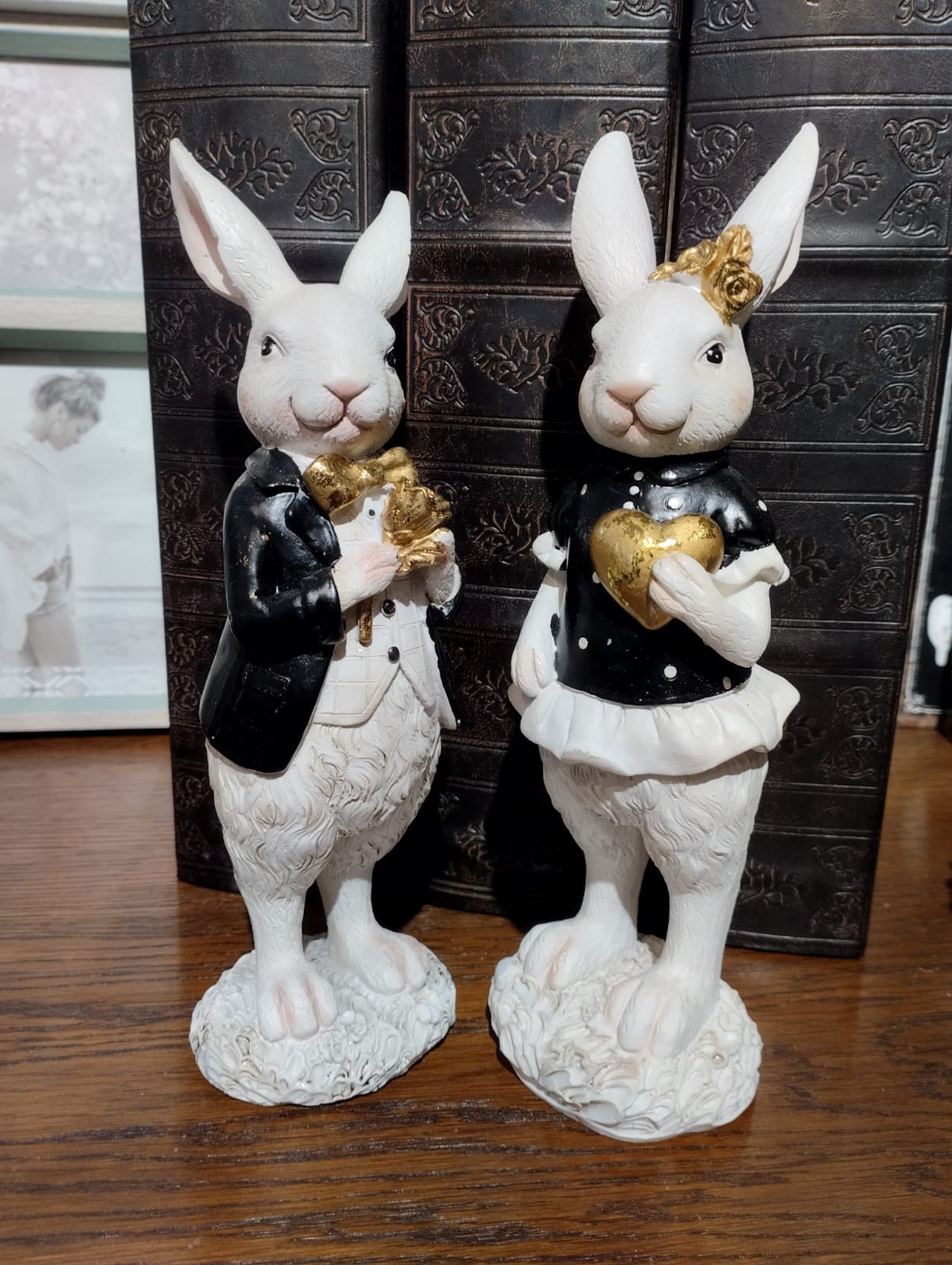 Elegant Kaninpojke - Höjd 21 cm